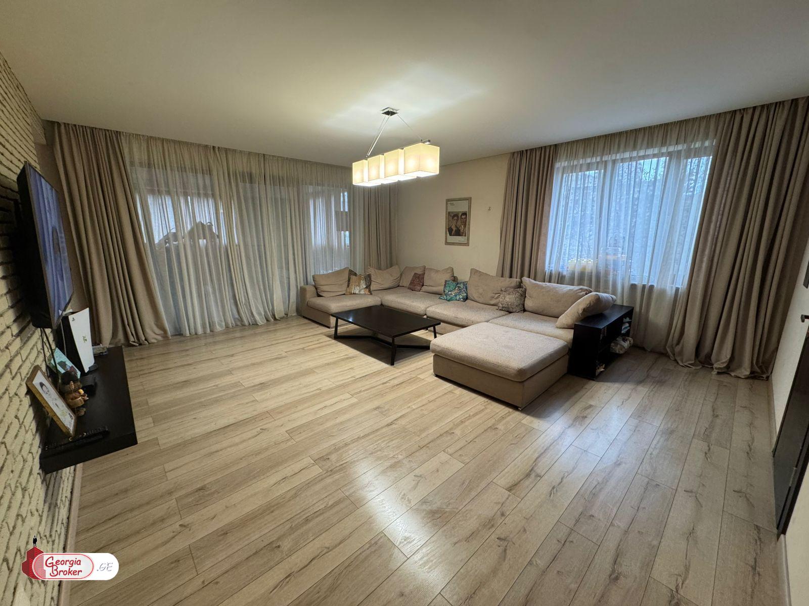 продается квартира с новым ремонтом 4-комнаты