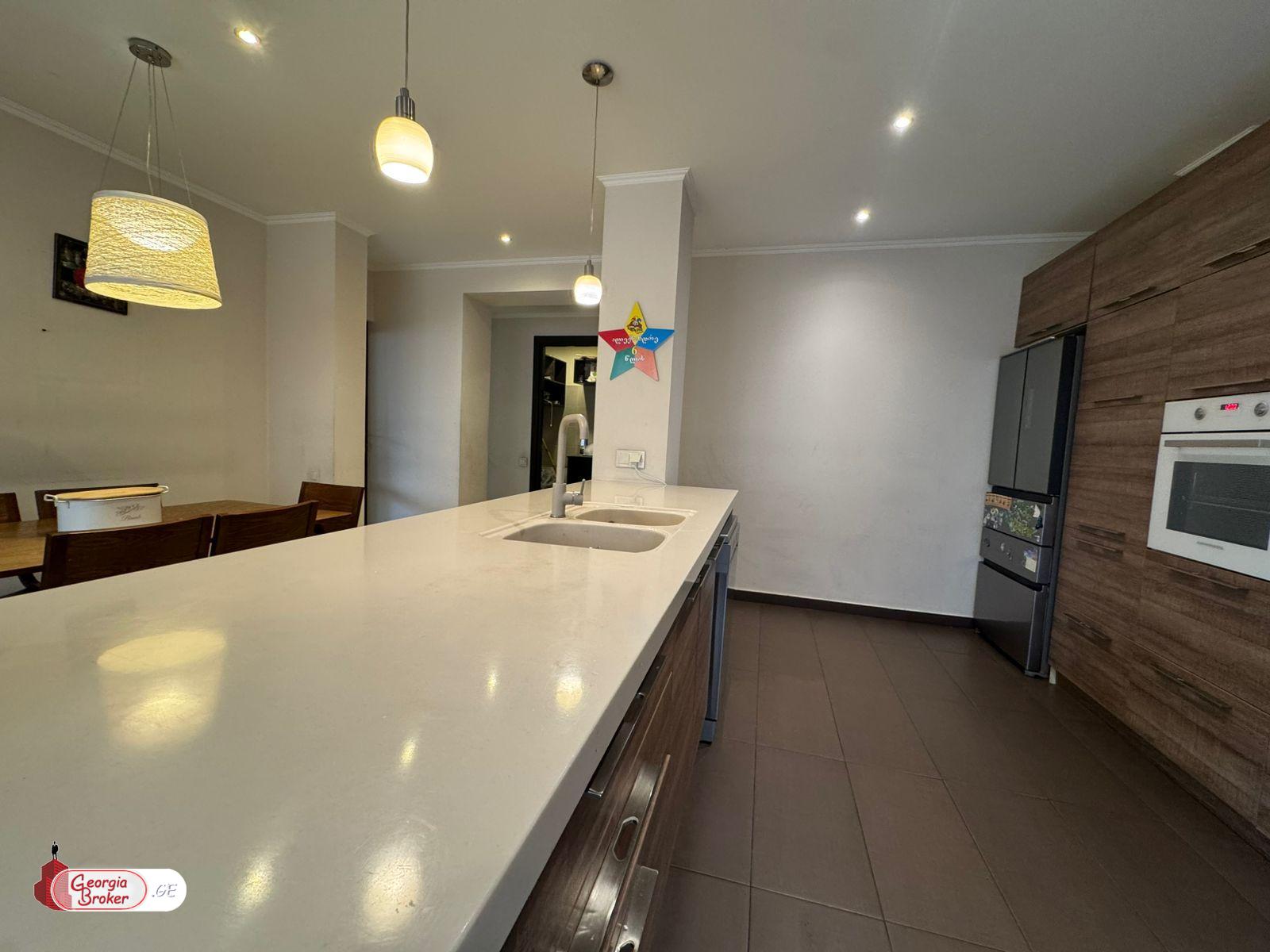 продается квартира с новым ремонтом 4-комнаты