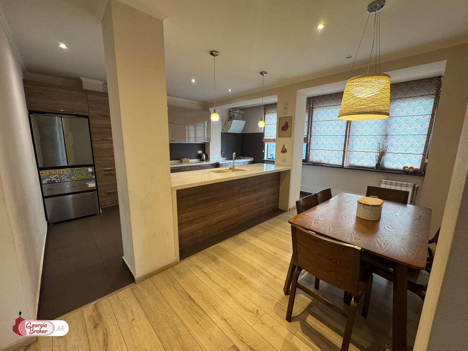 продается квартира с новым ремонтом 4-комнаты