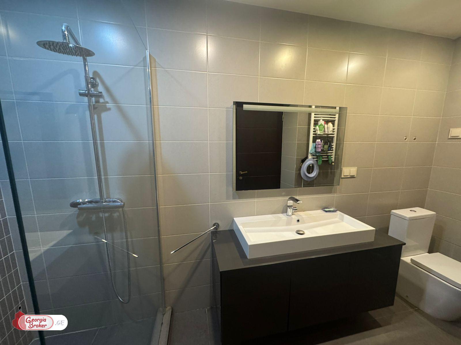 продается квартира с новым ремонтом 4-комнаты