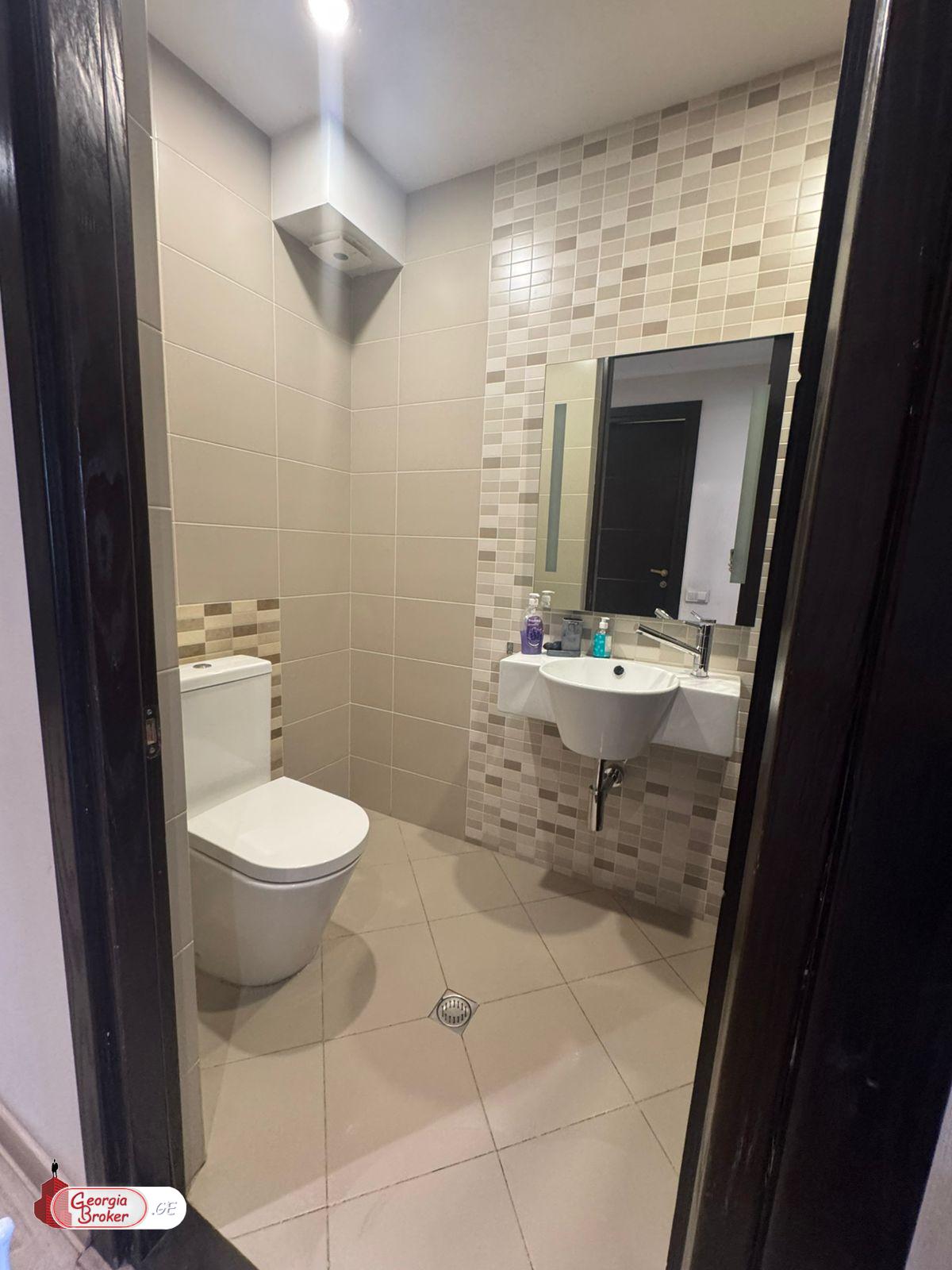 продается квартира с новым ремонтом 4-комнаты