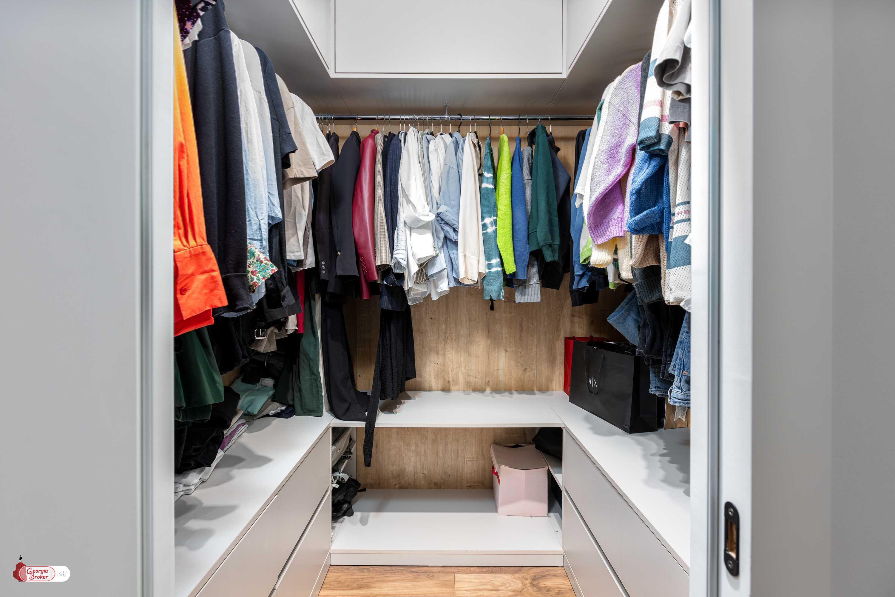 იყიდება ახალი გარემონტებული 3 ოთახიანი ბინა