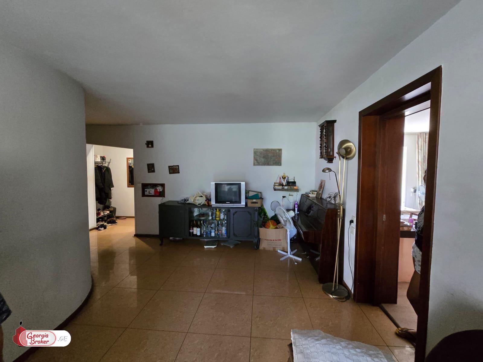 იყიდება ახალი გარემონტებული 4 ოთახიანი ბინა