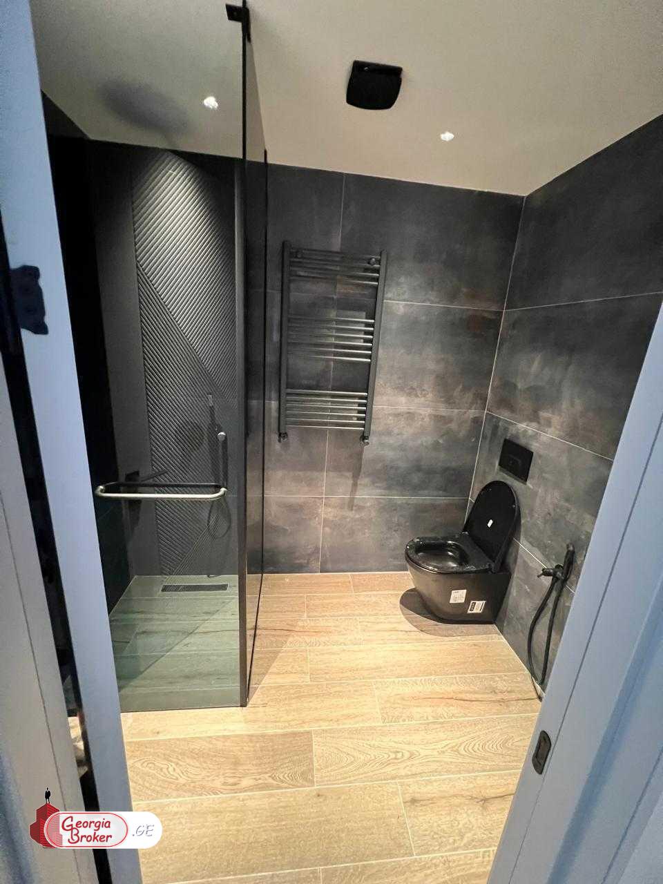 продается квартира с новым ремонтом 3-комнаты