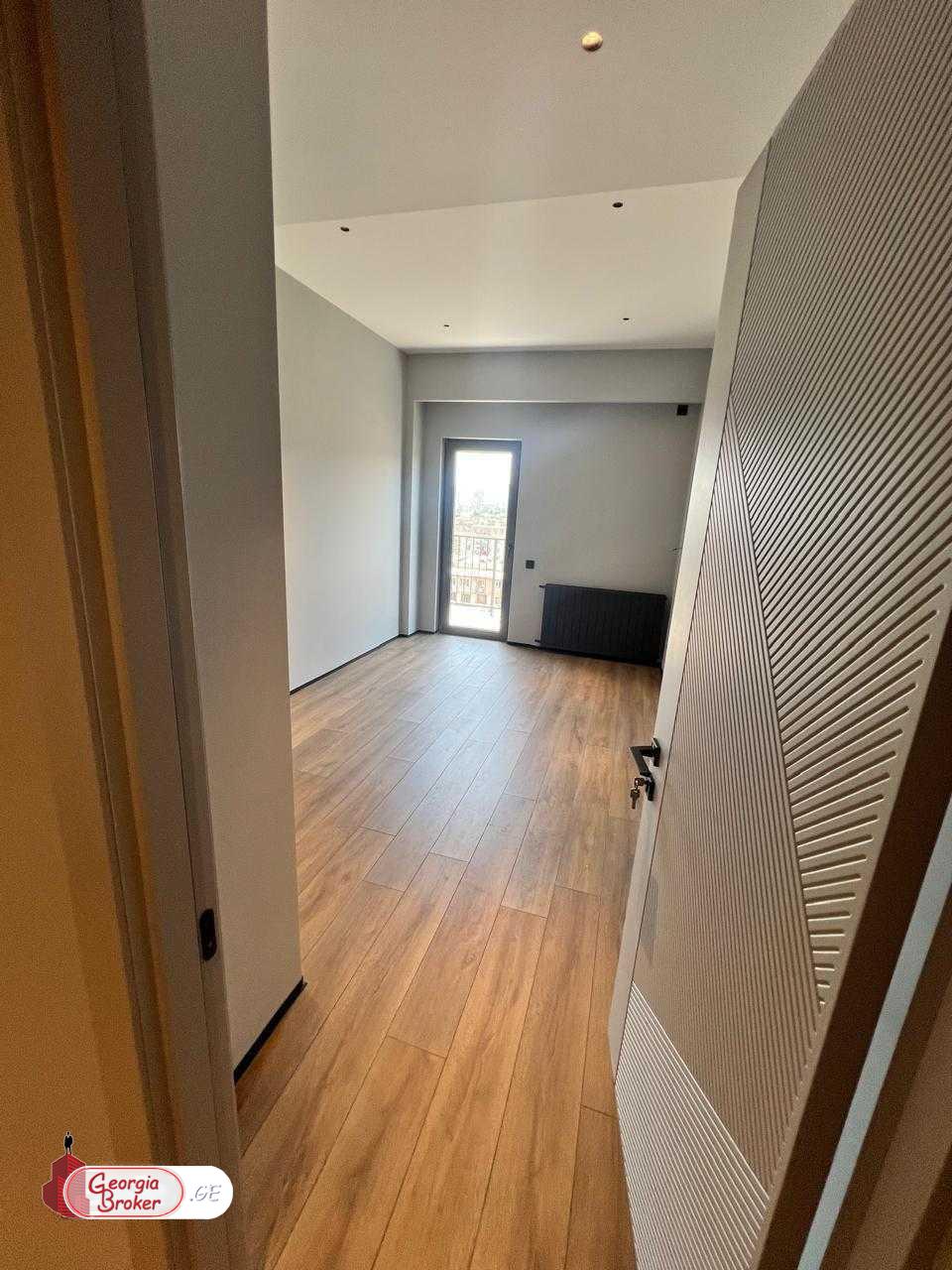 продается квартира с новым ремонтом 3-комнаты