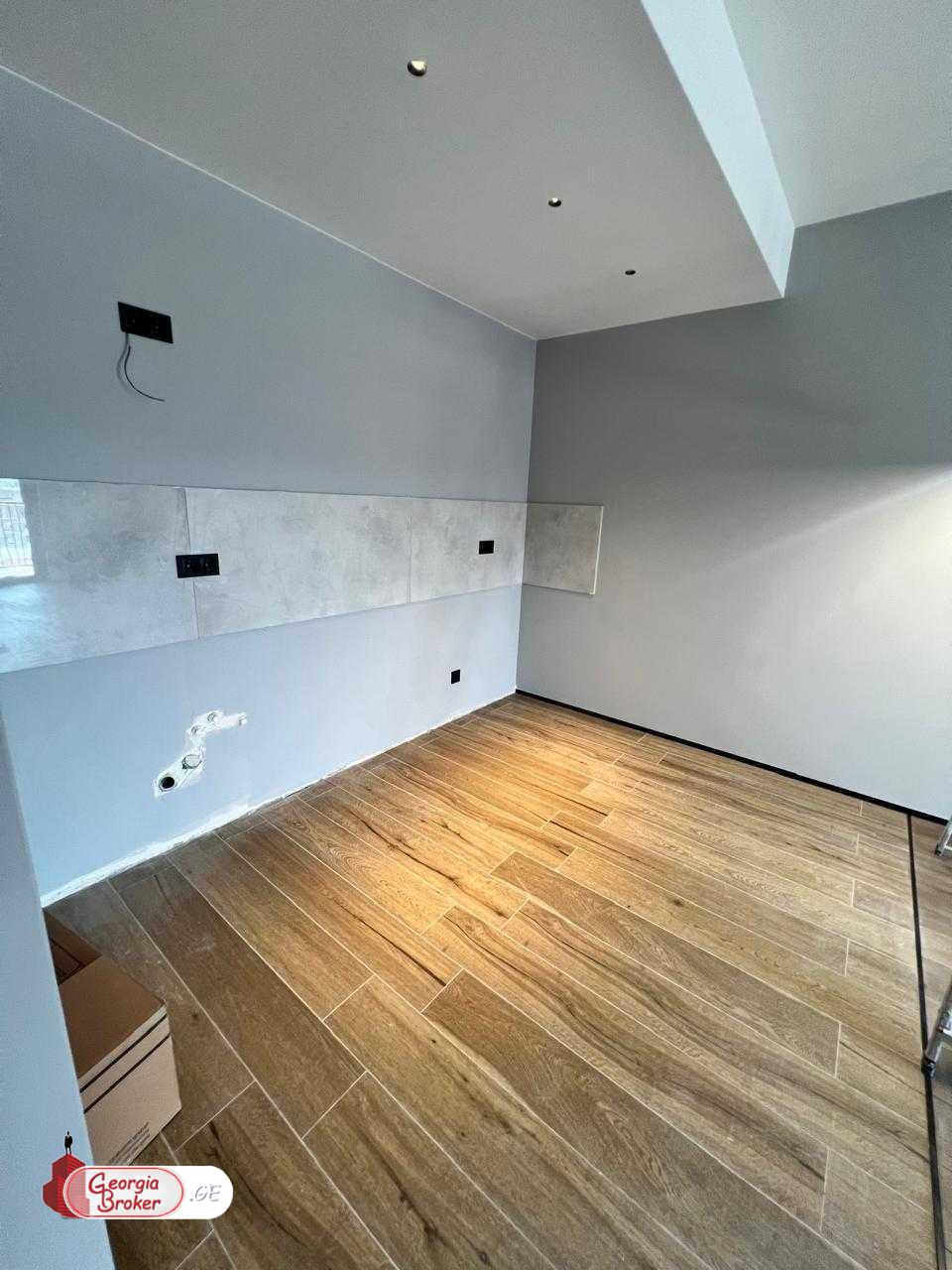 продается квартира с новым ремонтом 3-комнаты