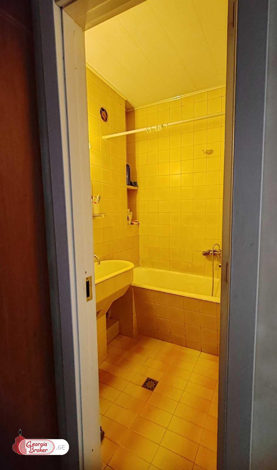 იყიდება ახალი გარემონტებული 5 ოთახიანი ბინა