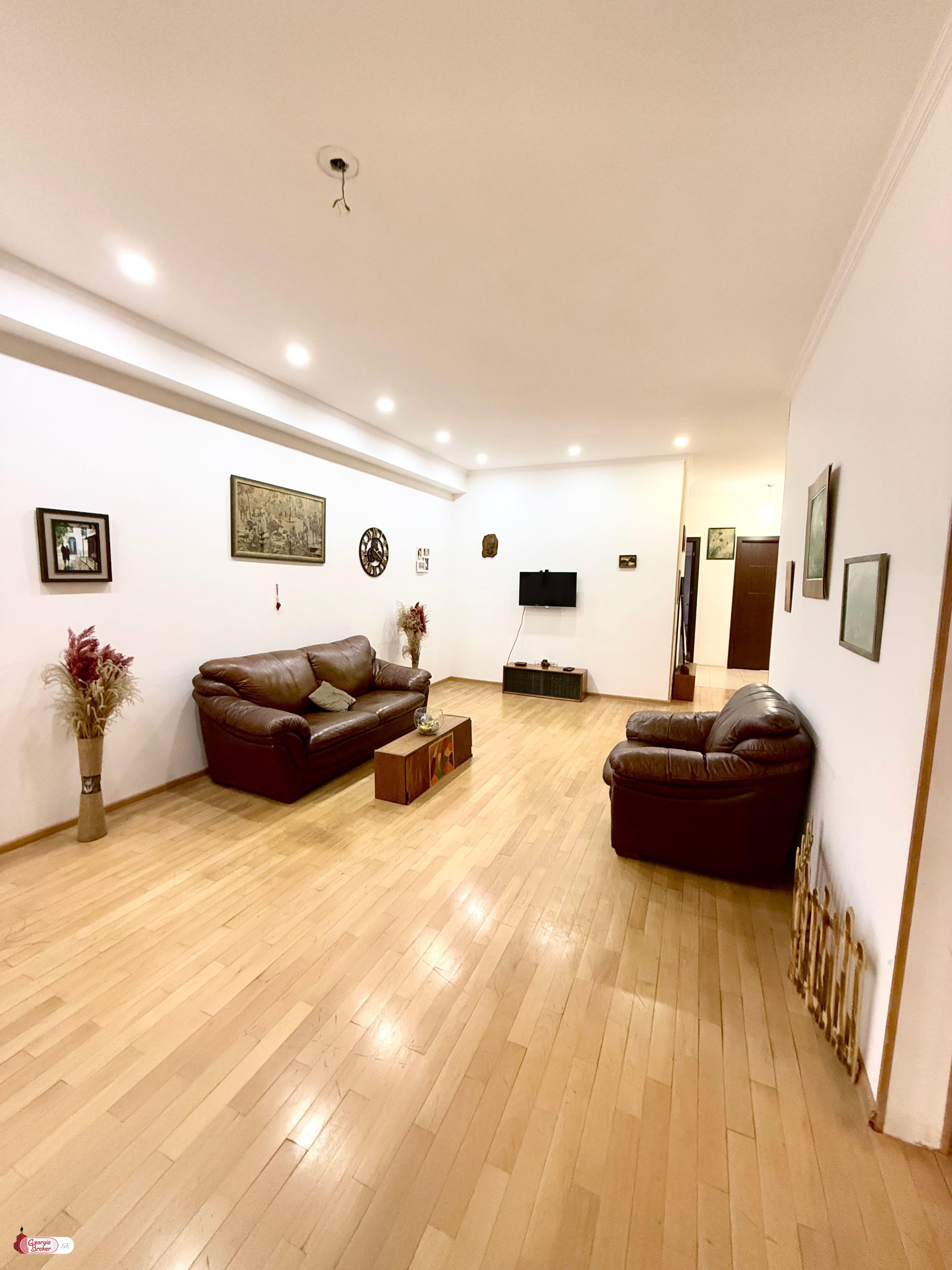 იყიდება ახალი გარემონტებული 4 ოთახიანი ბინა