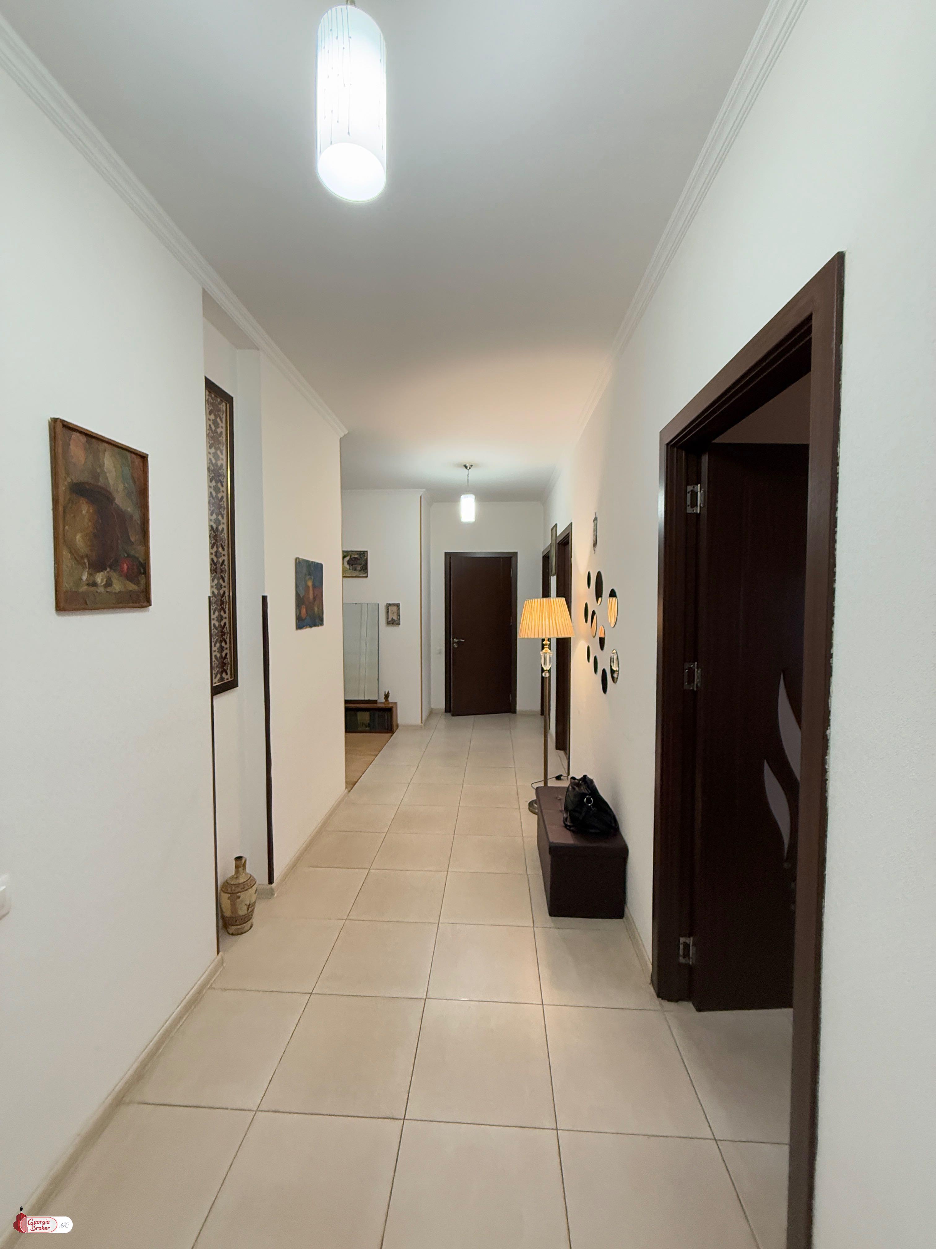 იყიდება ახალი გარემონტებული 4 ოთახიანი ბინა