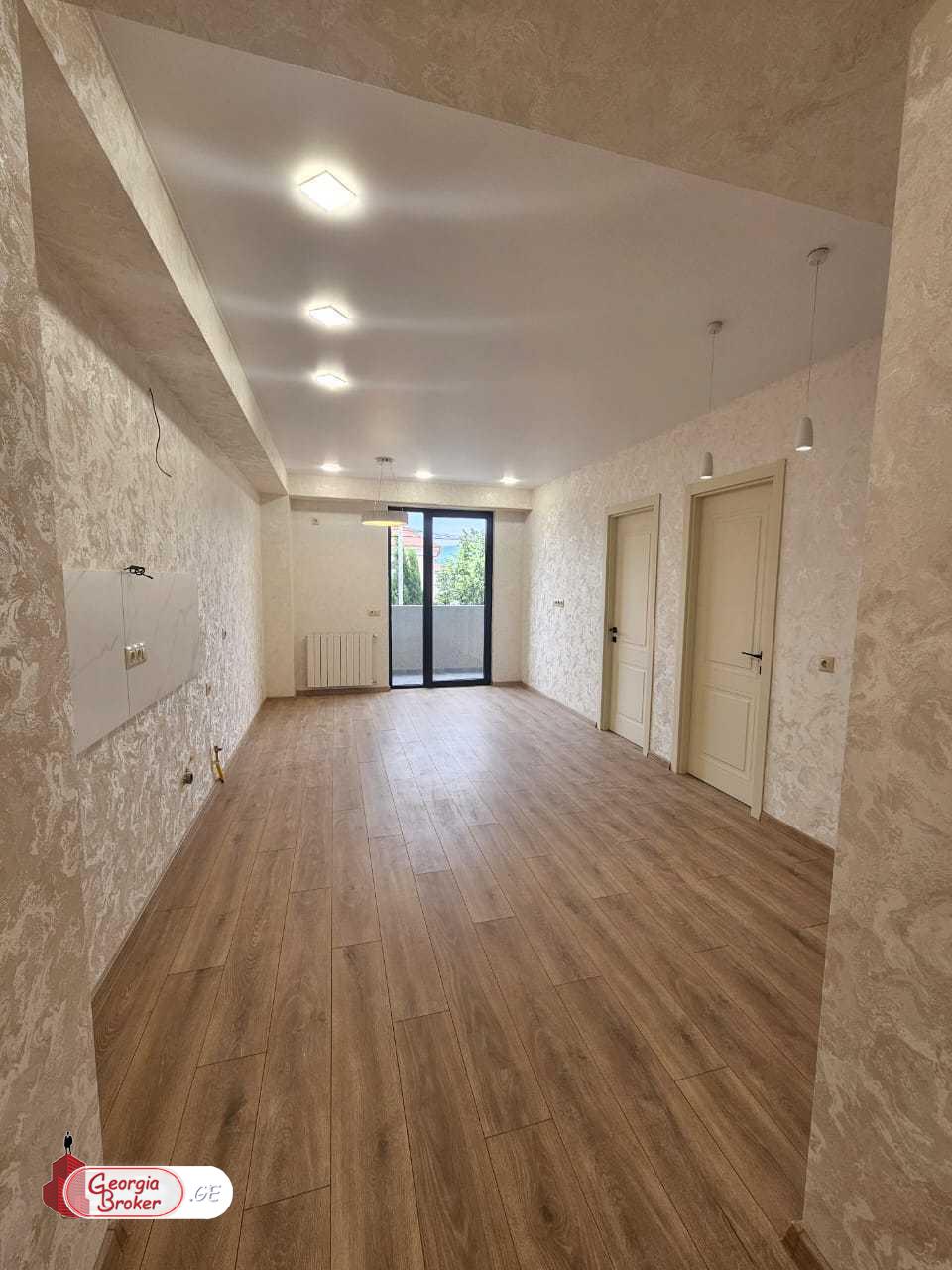 продается квартира с новым ремонтом 4-комнаты