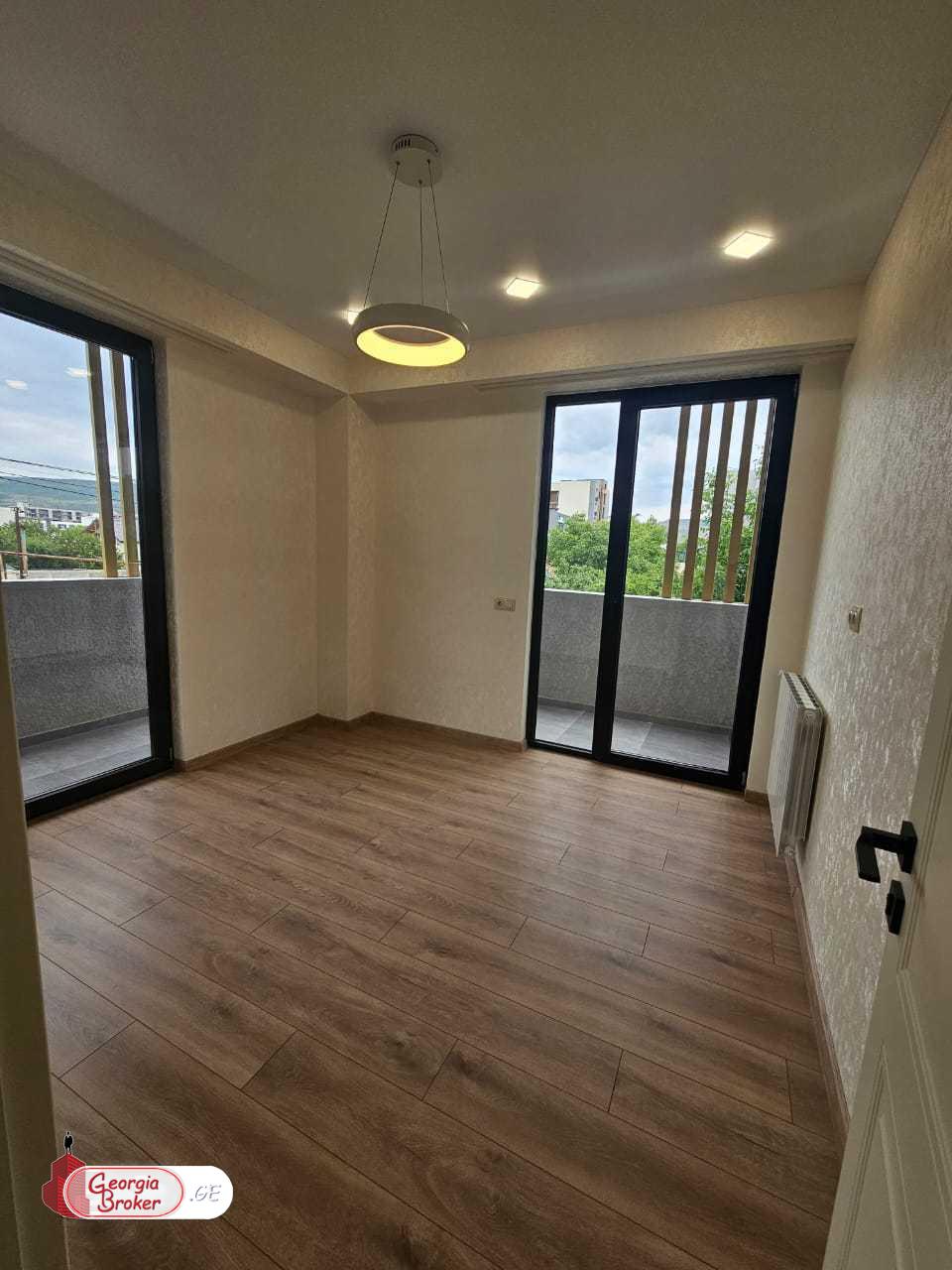 продается квартира с новым ремонтом 4-комнаты