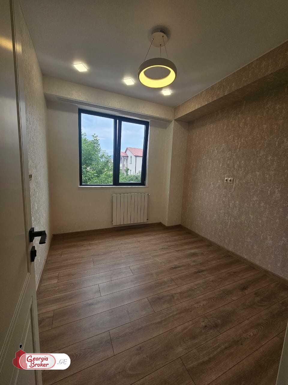 продается квартира с новым ремонтом 4-комнаты