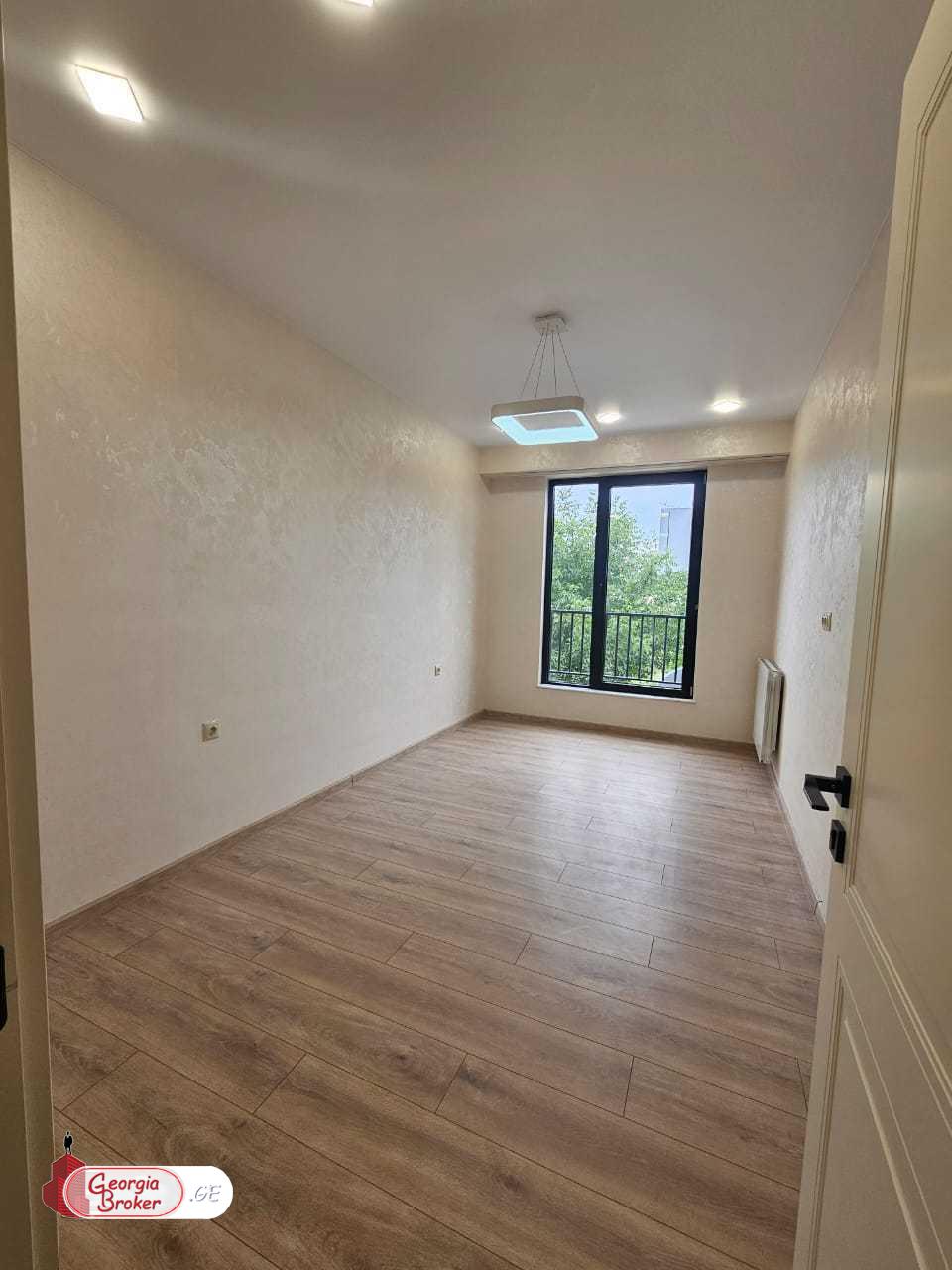 продается квартира с новым ремонтом 4-комнаты