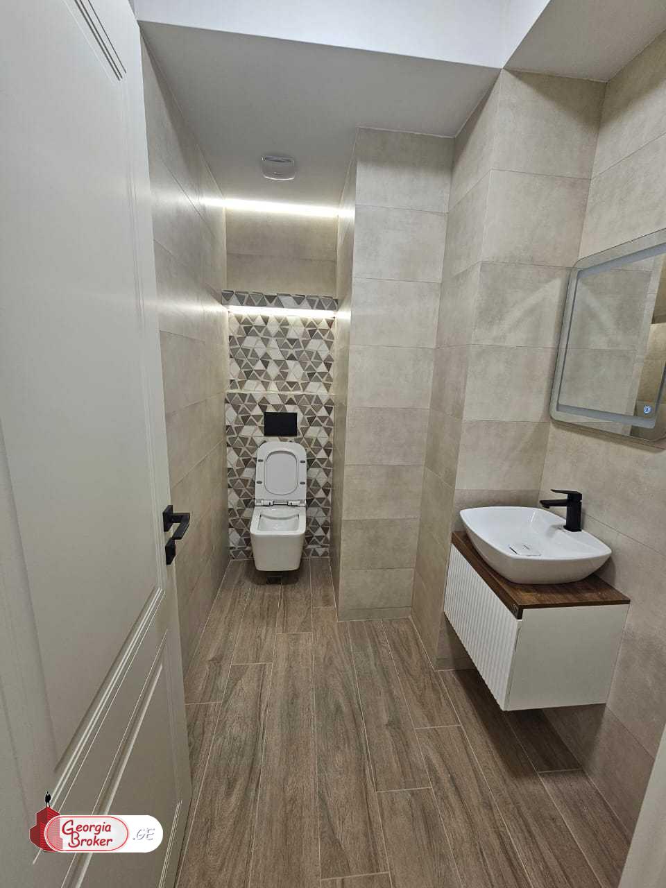 продается квартира с новым ремонтом 4-комнаты