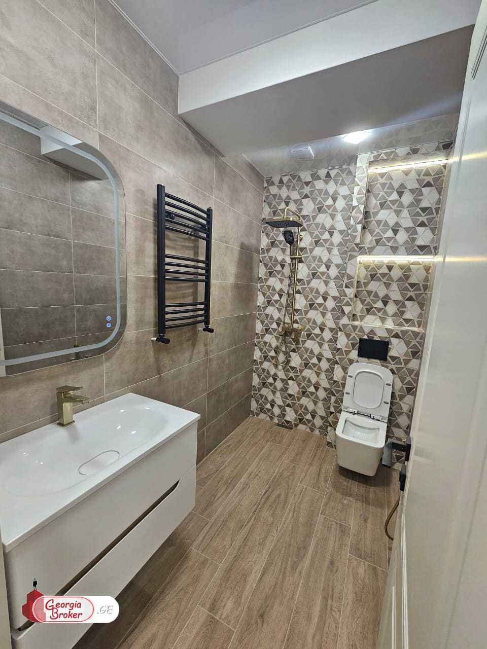 продается квартира с новым ремонтом 4-комнаты