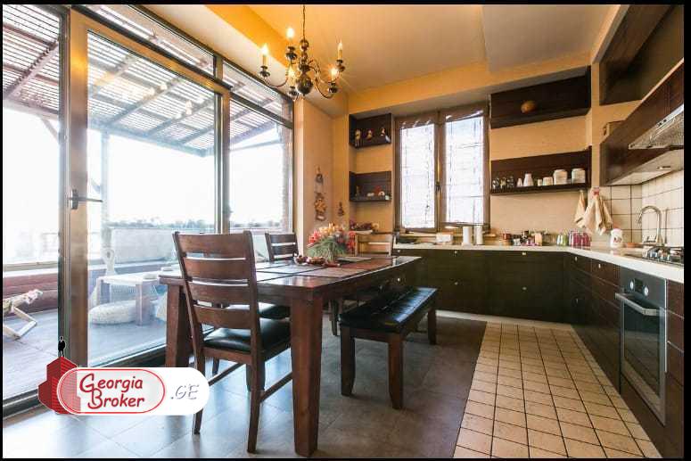 в аренду квартира с новым ремонтом 4-комнаты