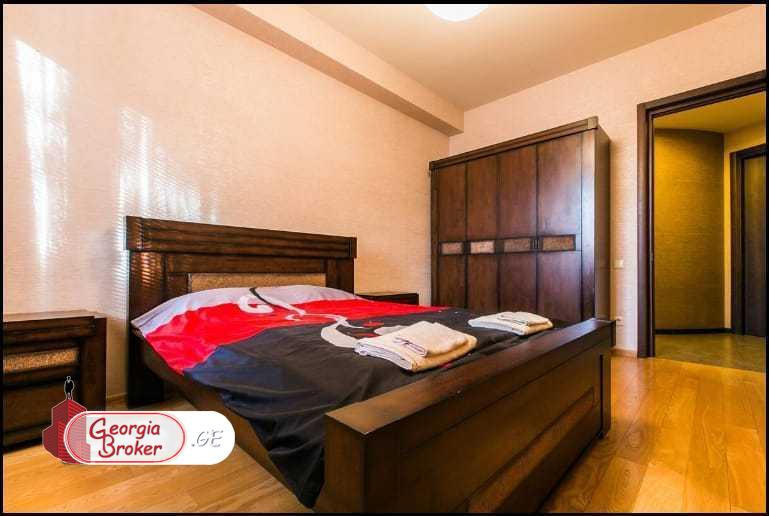 в аренду квартира с новым ремонтом 4-комнаты