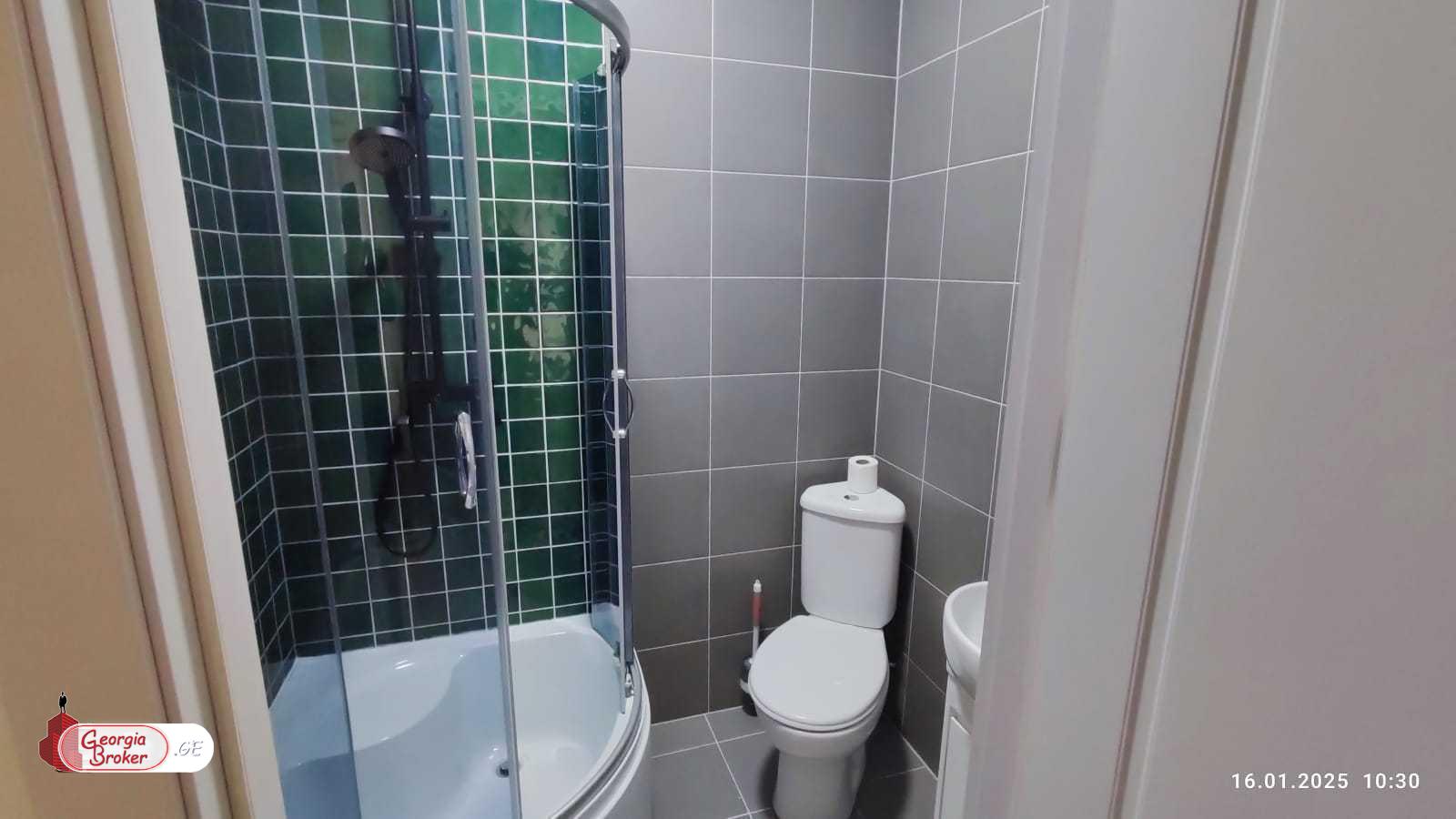 продается квартира с новым ремонтом 4-комнаты