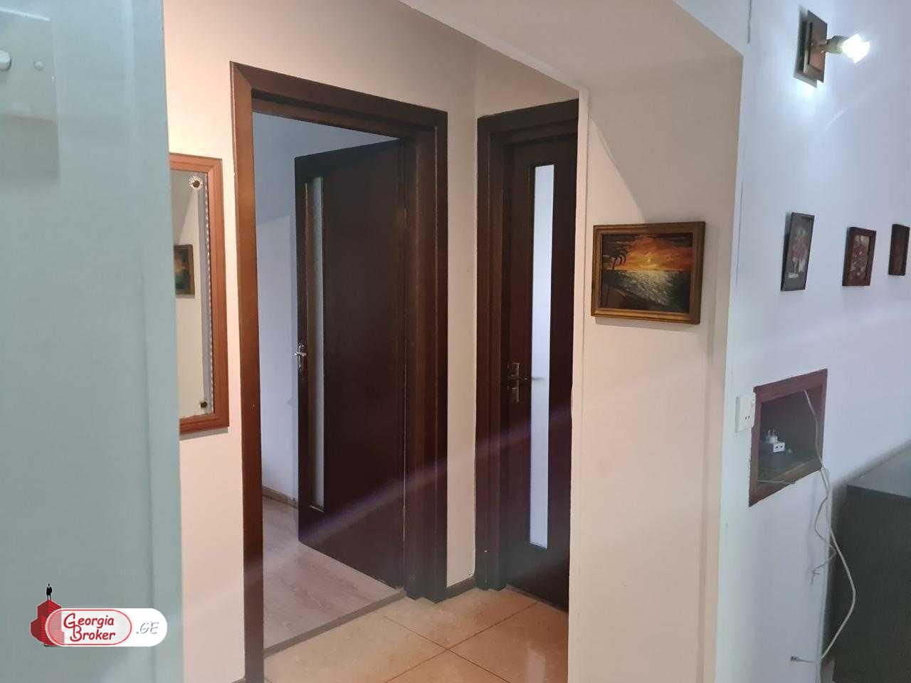 продается квартира с новым ремонтом 4-комнаты