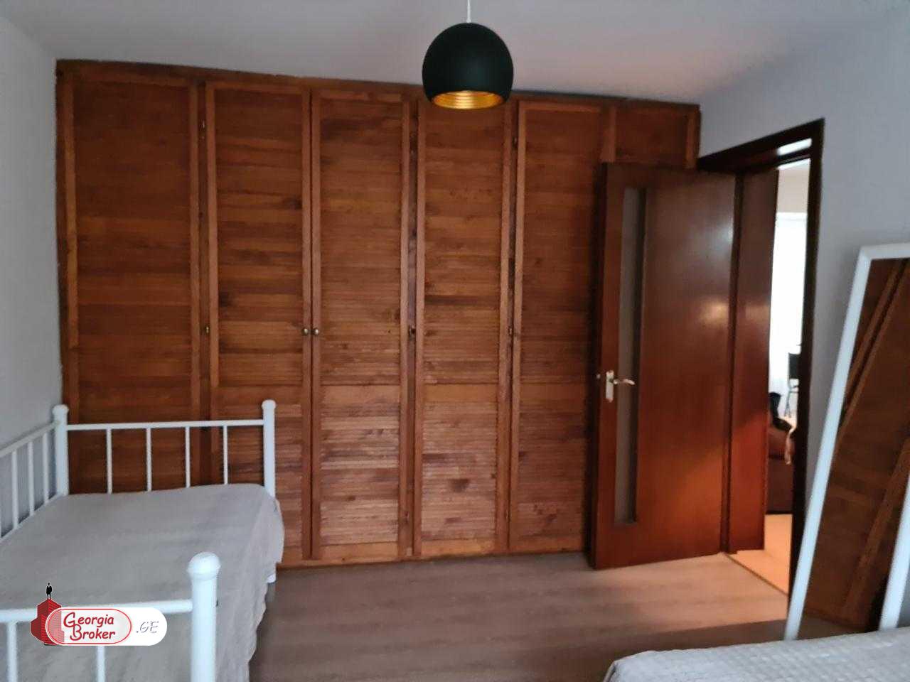 продается квартира с новым ремонтом 4-комнаты