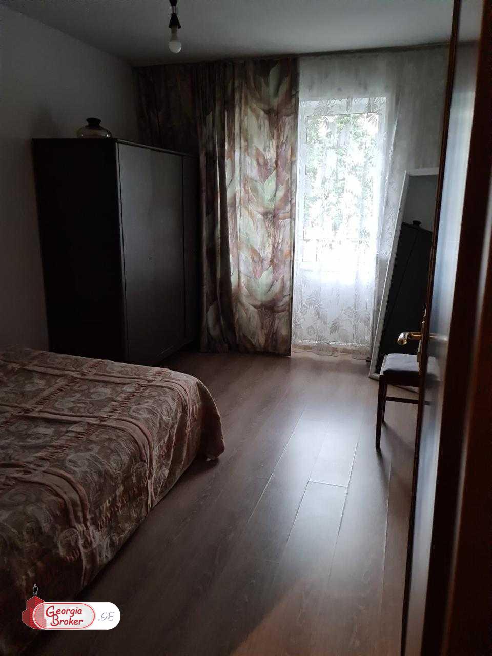 продается квартира с новым ремонтом 4-комнаты