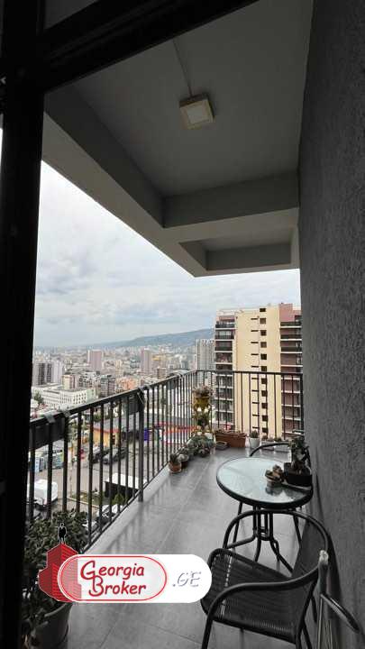 продается квартира с новым ремонтом 4-комнаты