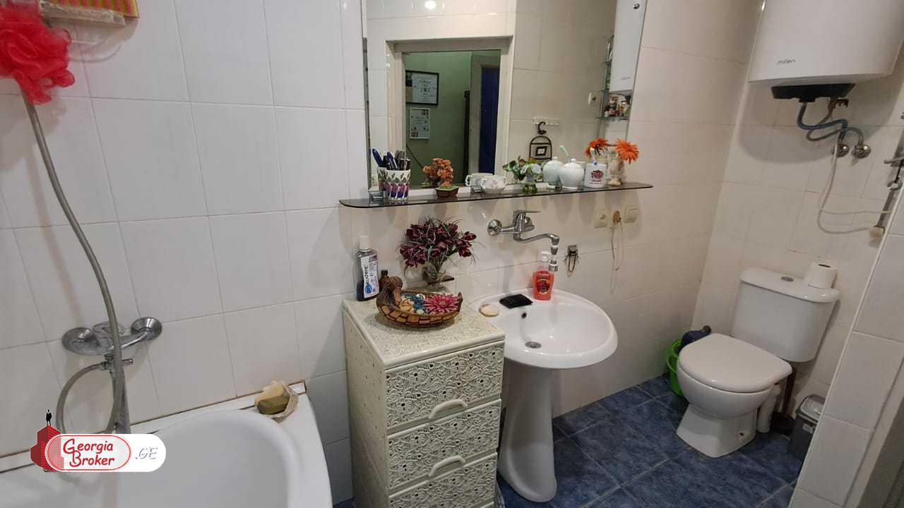 продается квартира с новым ремонтом 3-комнаты