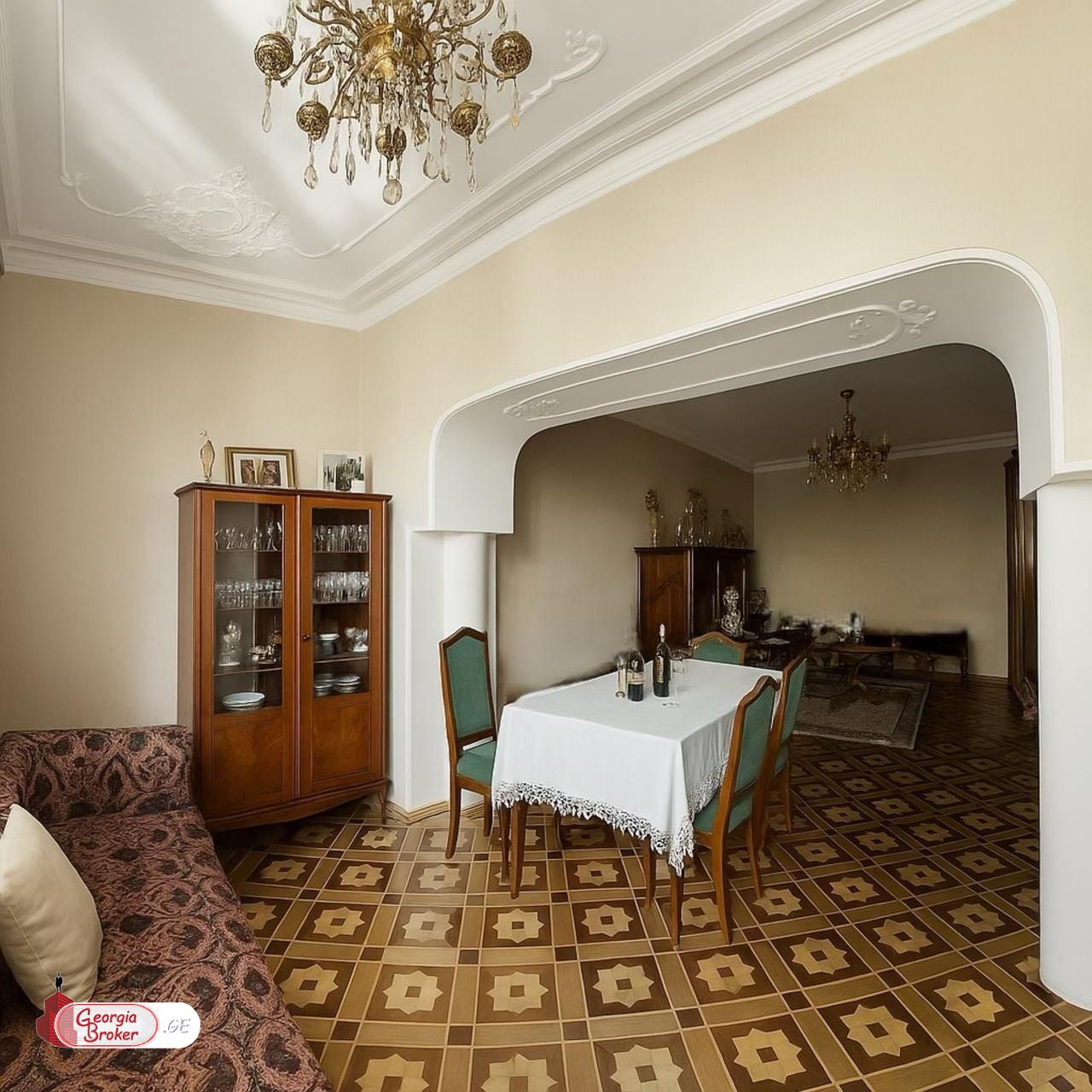 продается квартира с новым ремонтом 4-комнаты