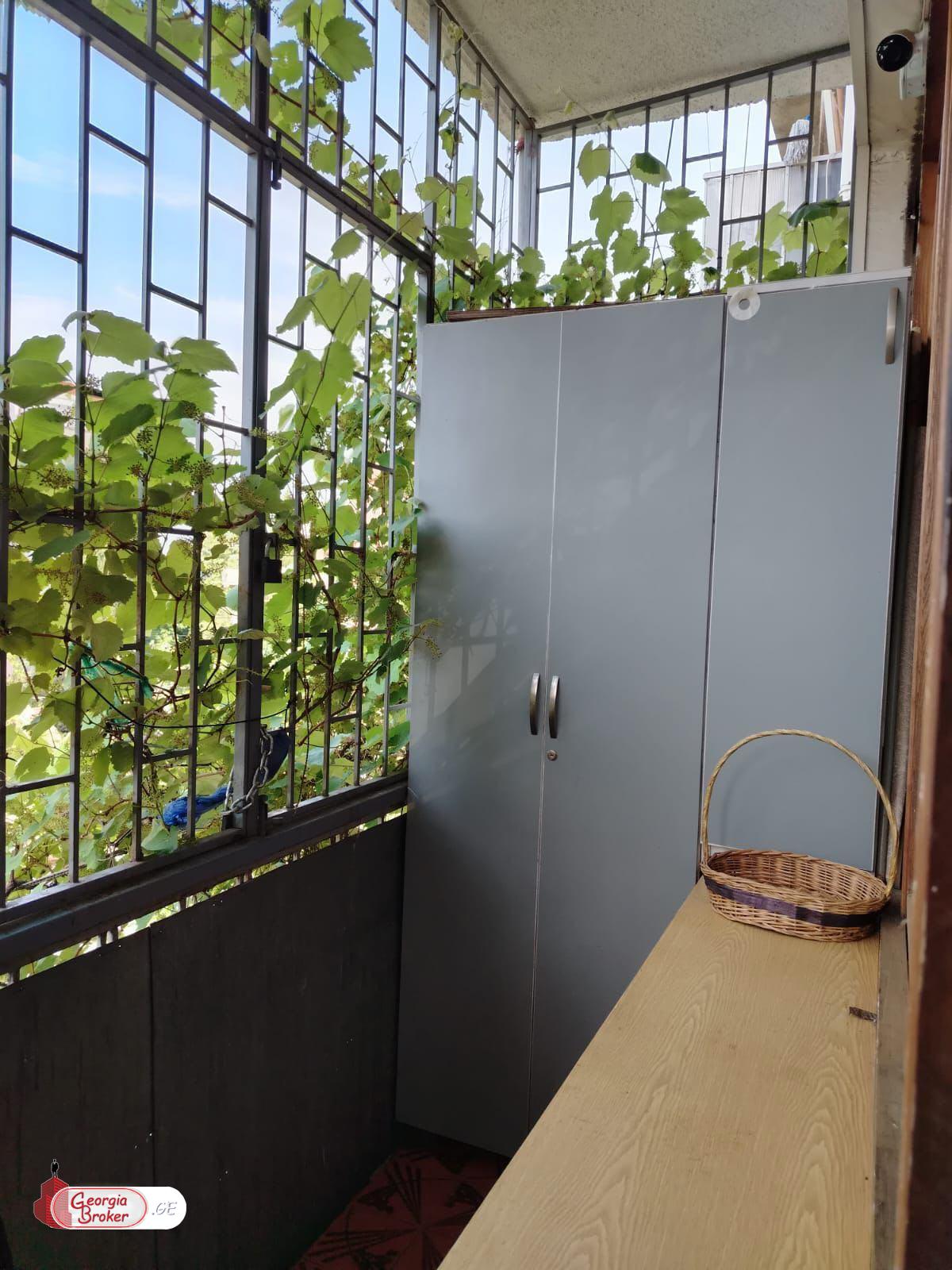 продается квартира с новым ремонтом 4-комнаты