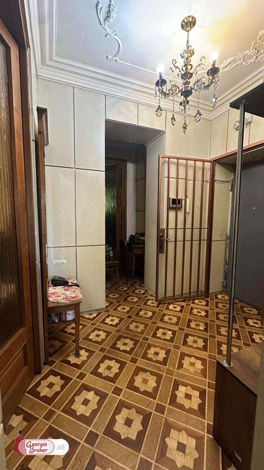 продается квартира с новым ремонтом 4-комнаты