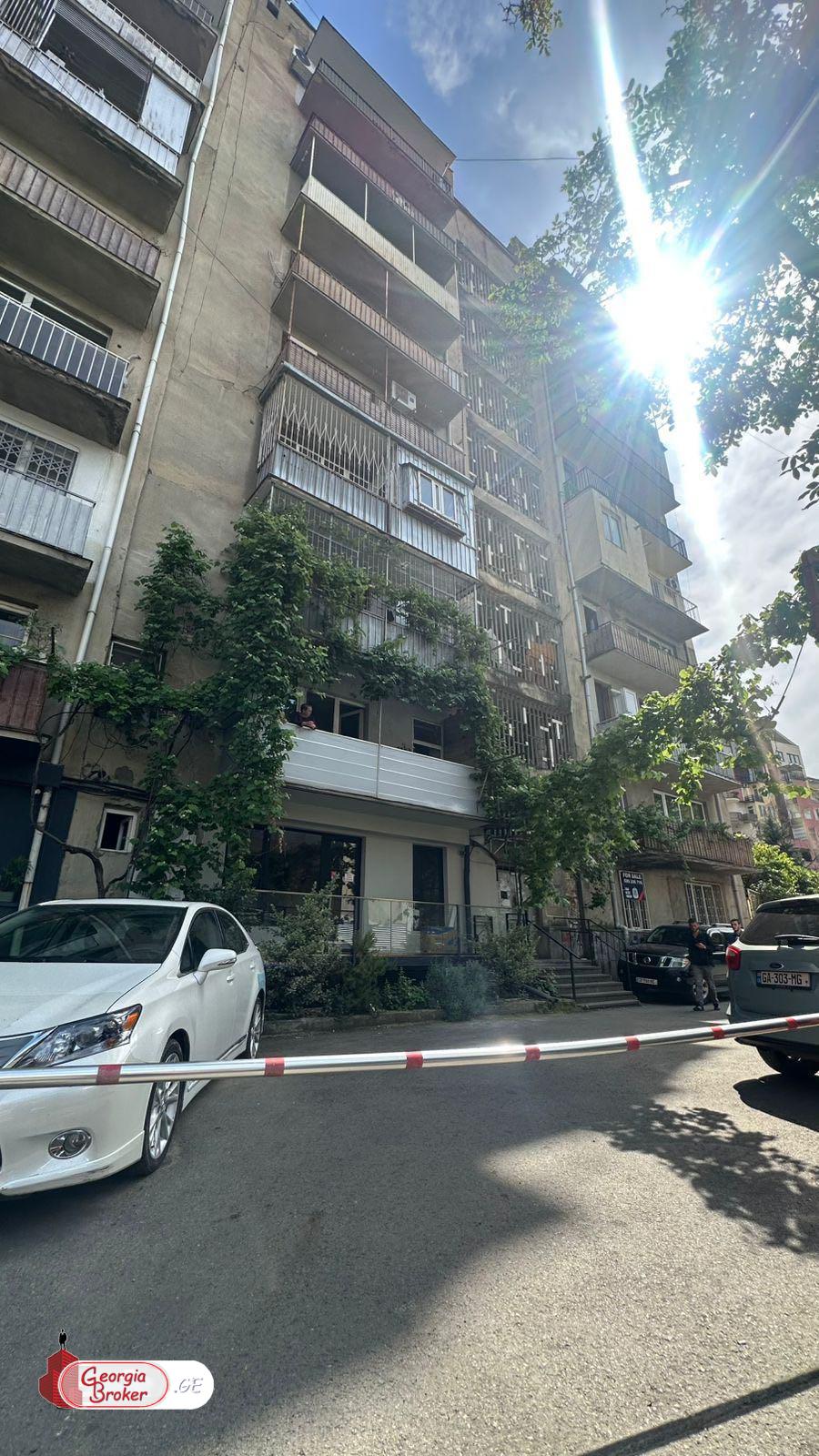 продается квартира с новым ремонтом 4-комнаты