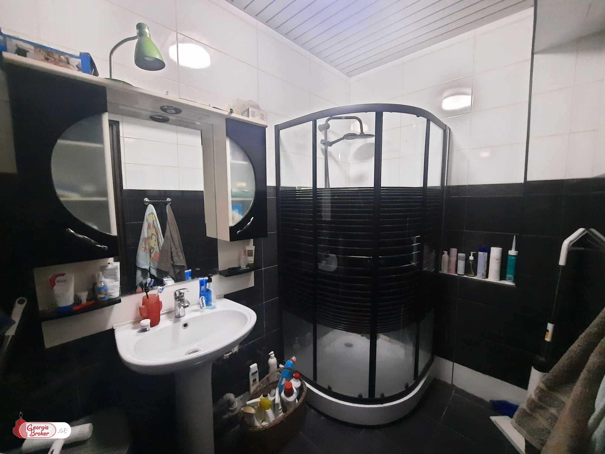 продается квартира с новым ремонтом 3-комнаты