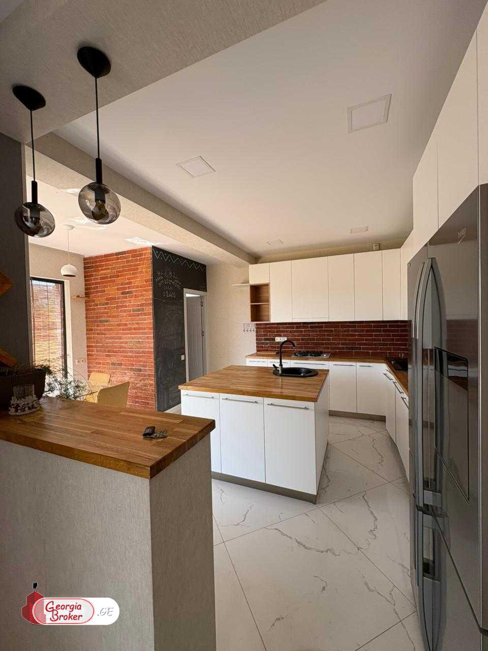 იყიდება ახალი გარემონტებული 12 ოთახიანი სახლი