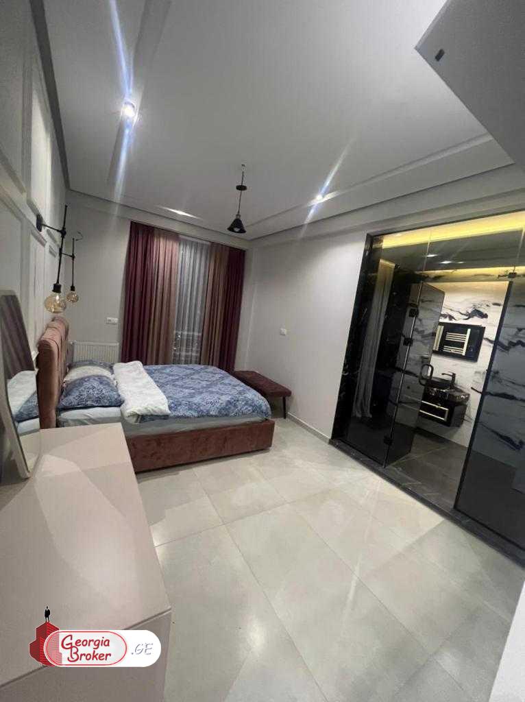 продается квартира с новым ремонтом 4-комнаты