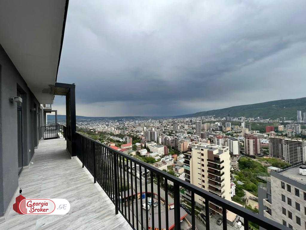 продается квартира с новым ремонтом 4-комнаты