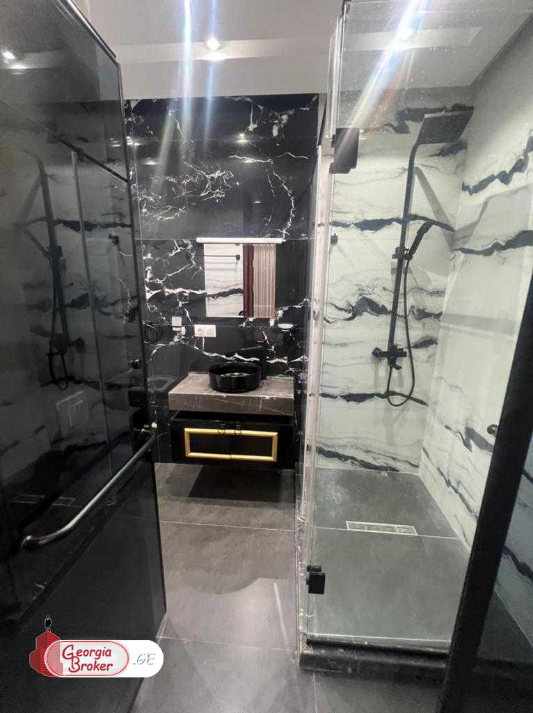 продается квартира с новым ремонтом 4-комнаты