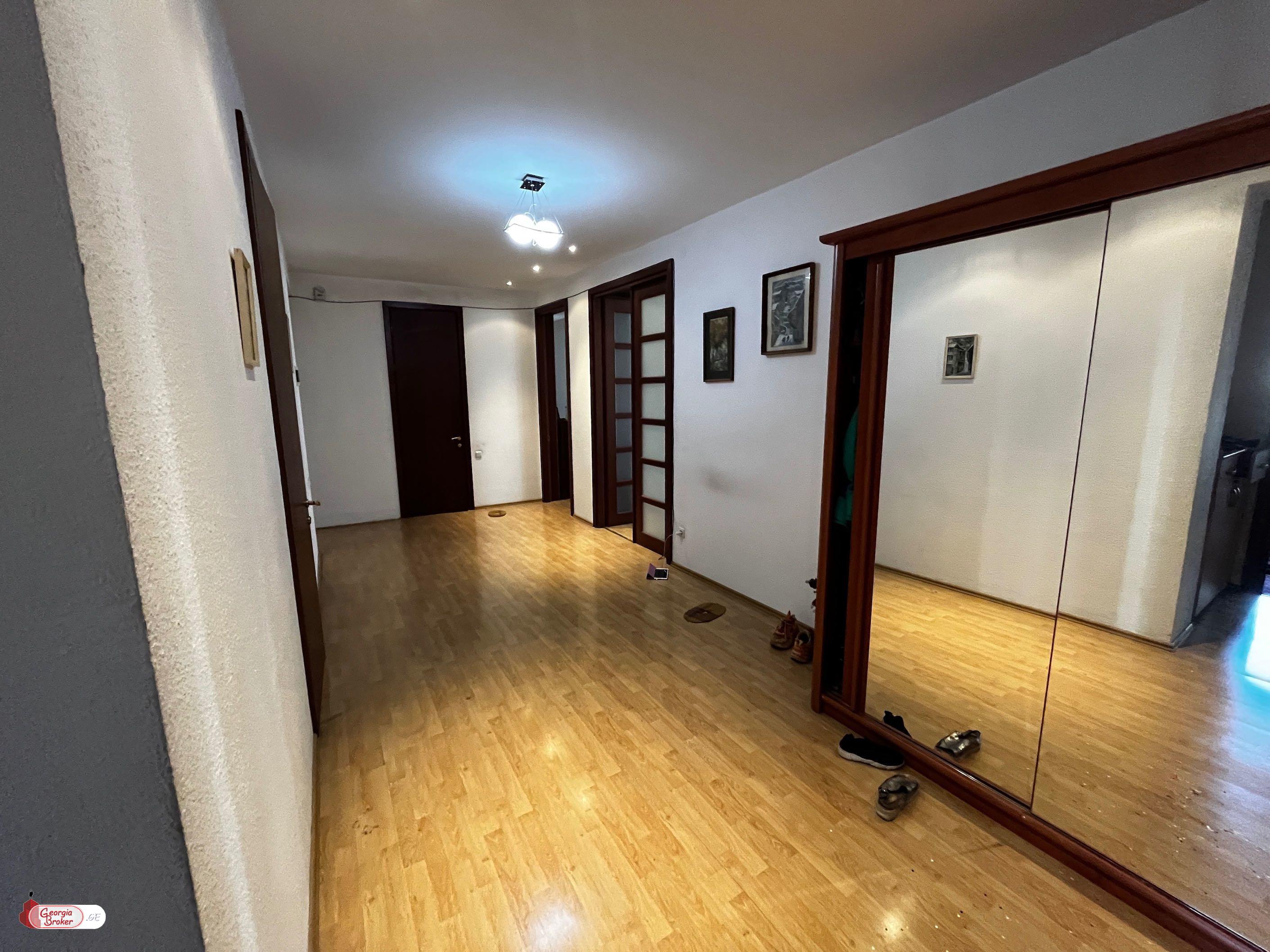 продается квартира с новым ремонтом 5-комнат