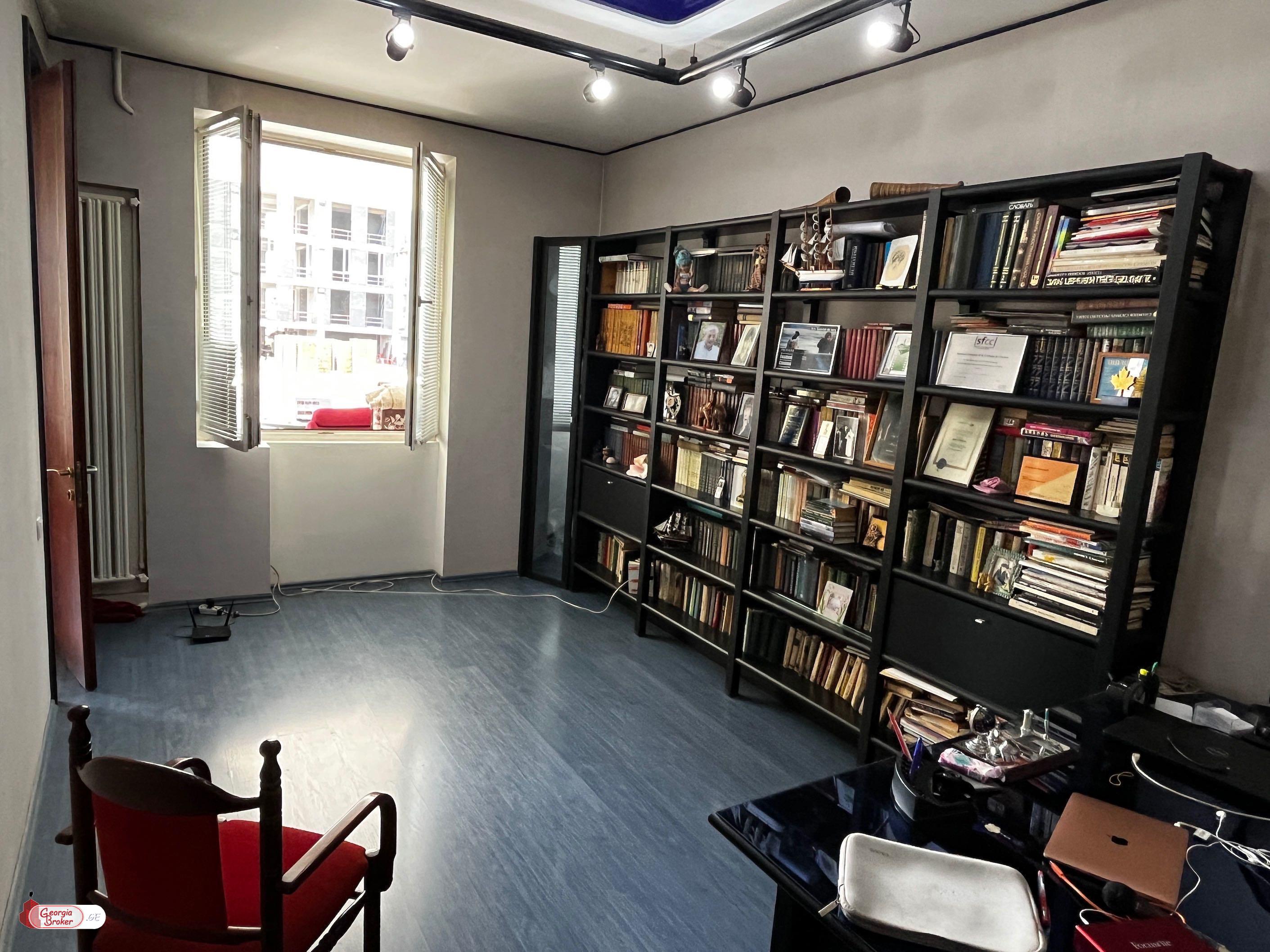 продается квартира с новым ремонтом 5-комнат