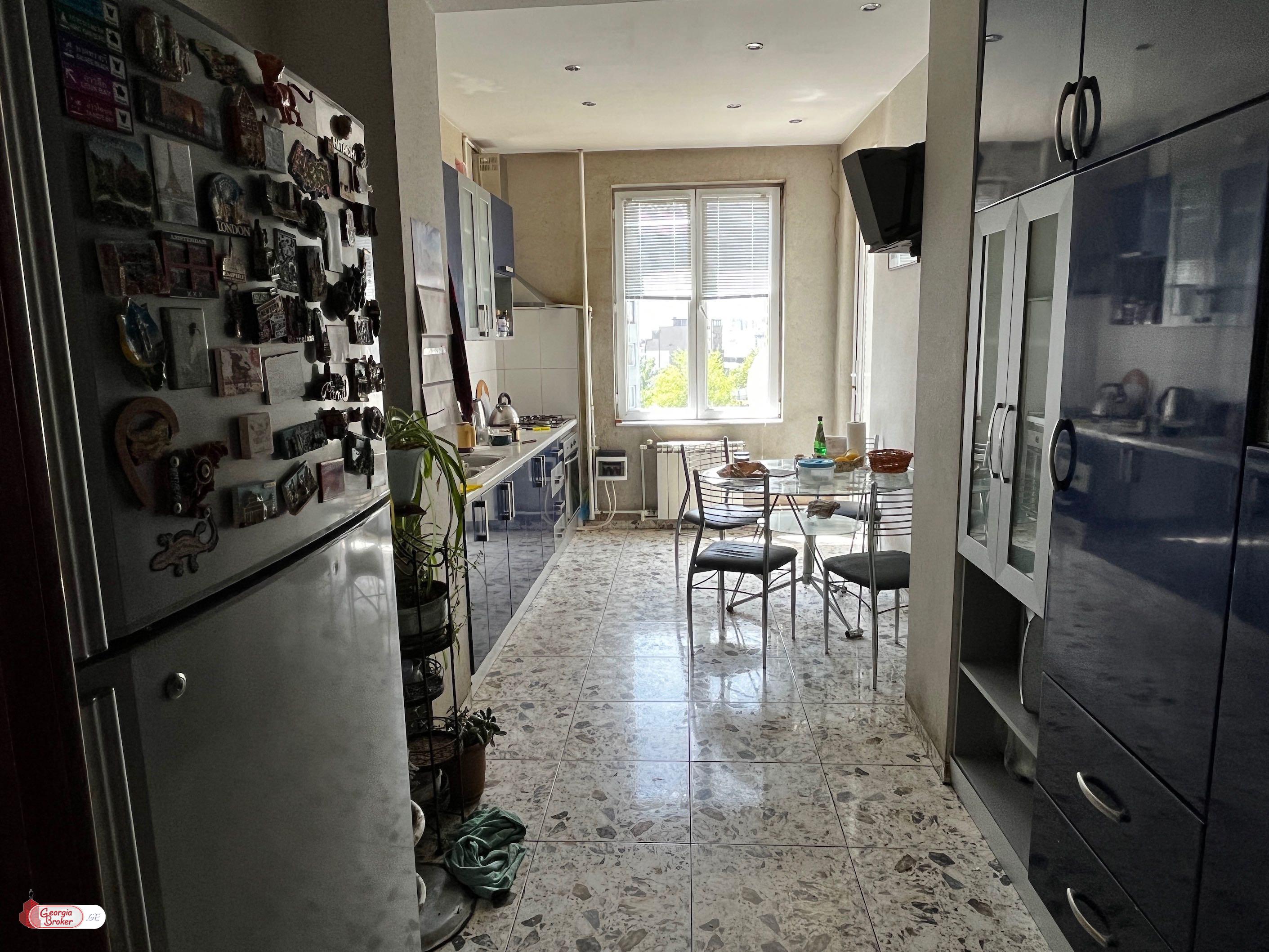 продается квартира с новым ремонтом 5-комнат