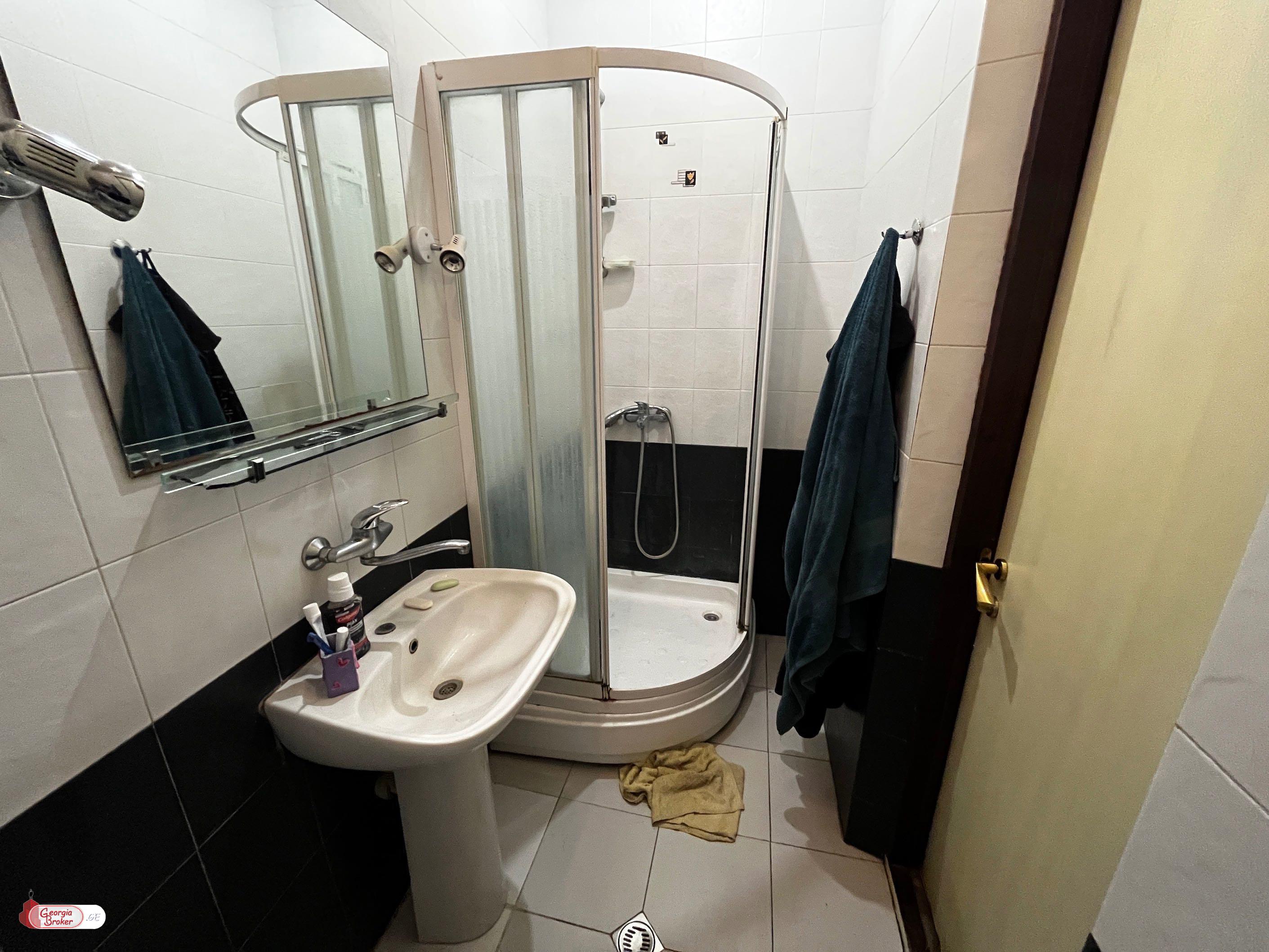 продается квартира с новым ремонтом 5-комнат