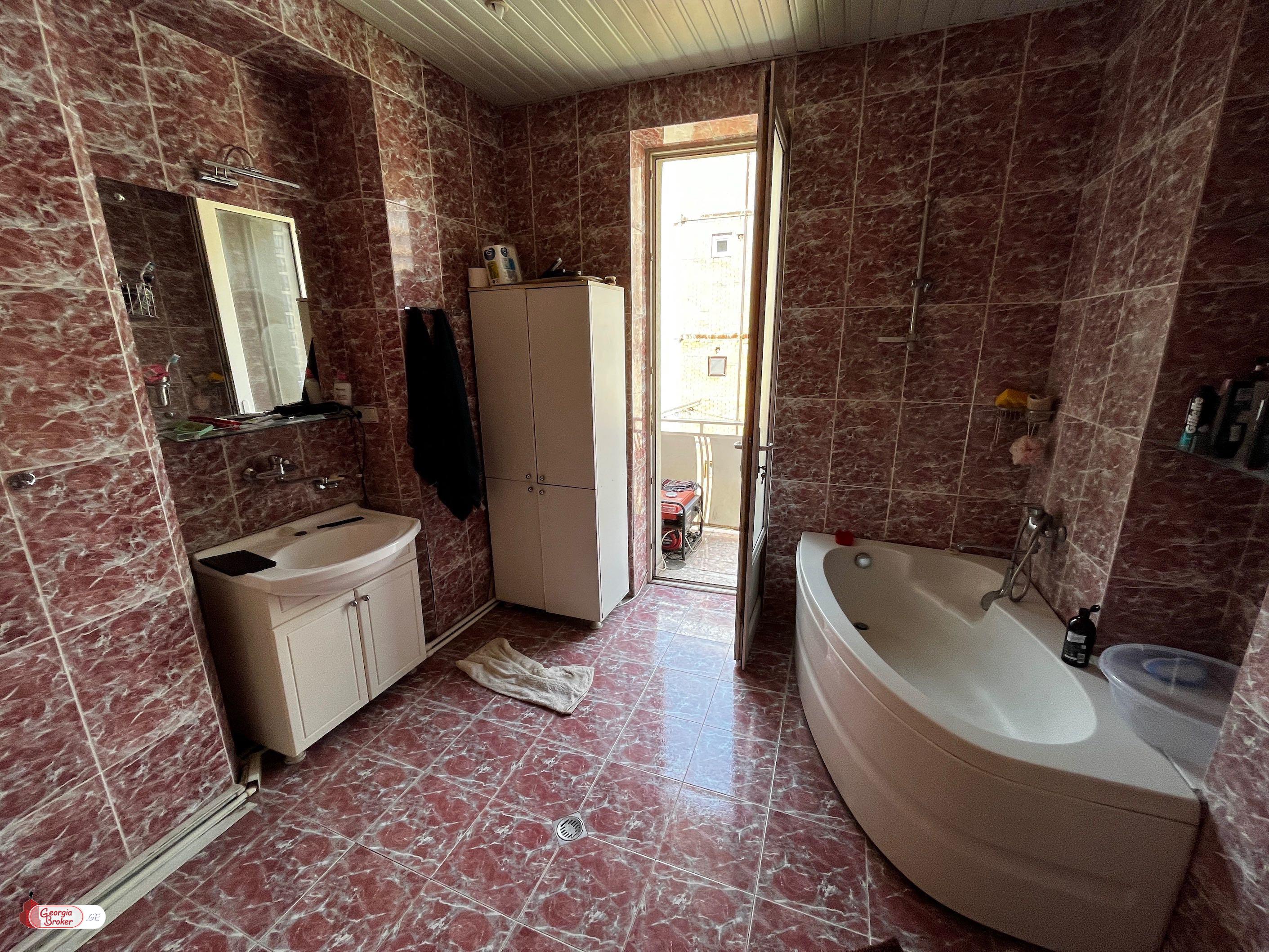 продается квартира с новым ремонтом 5-комнат