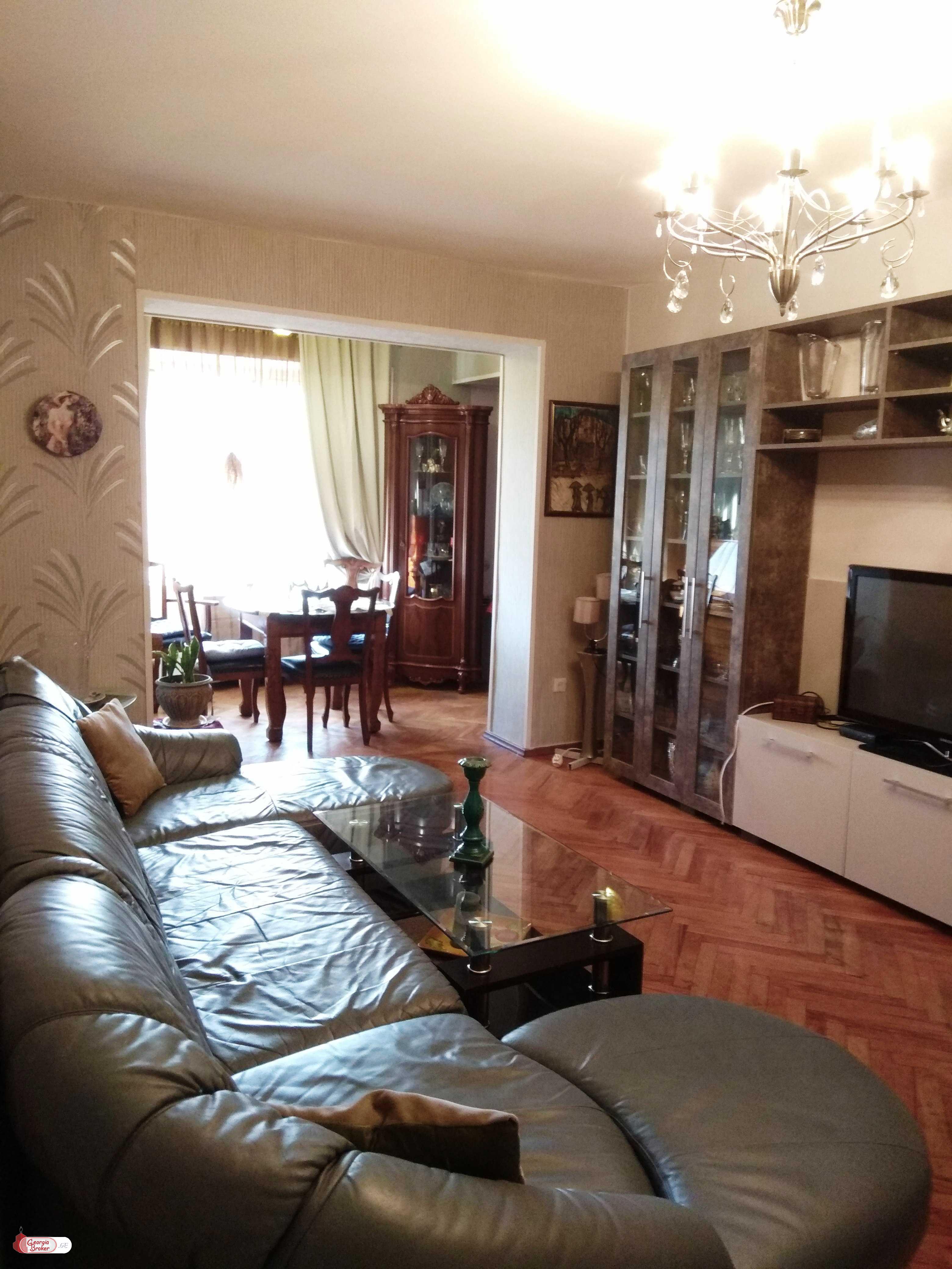 продается квартира с новым ремонтом 4-комнаты