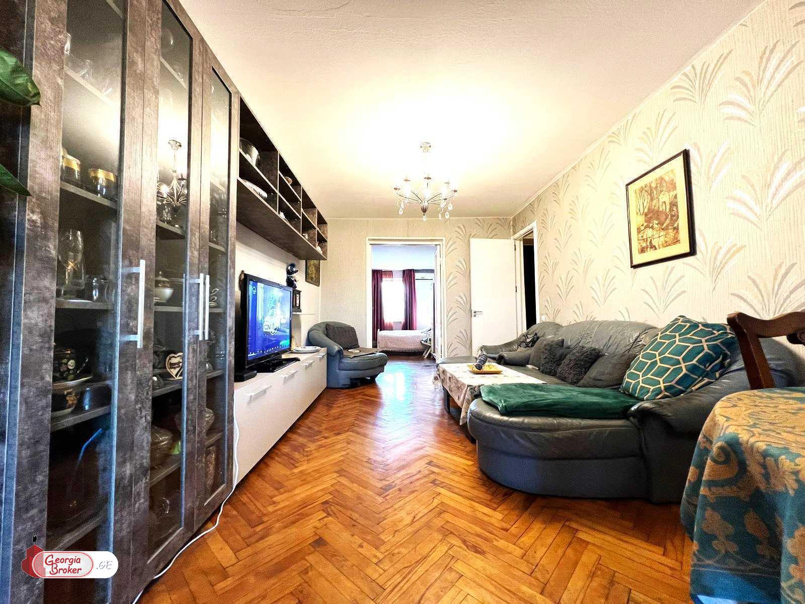 продается квартира с новым ремонтом 4-комнаты