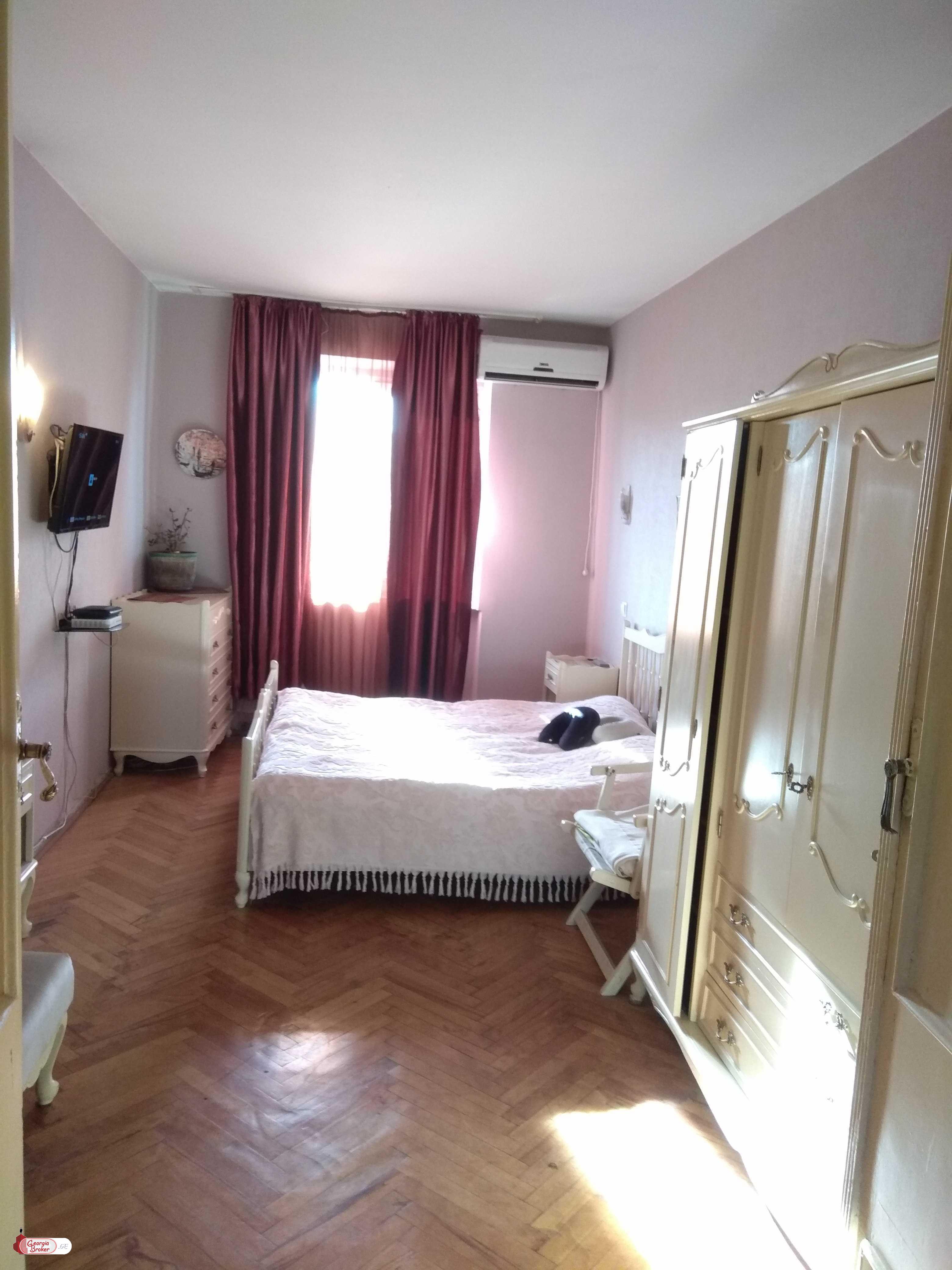 продается квартира с новым ремонтом 4-комнаты