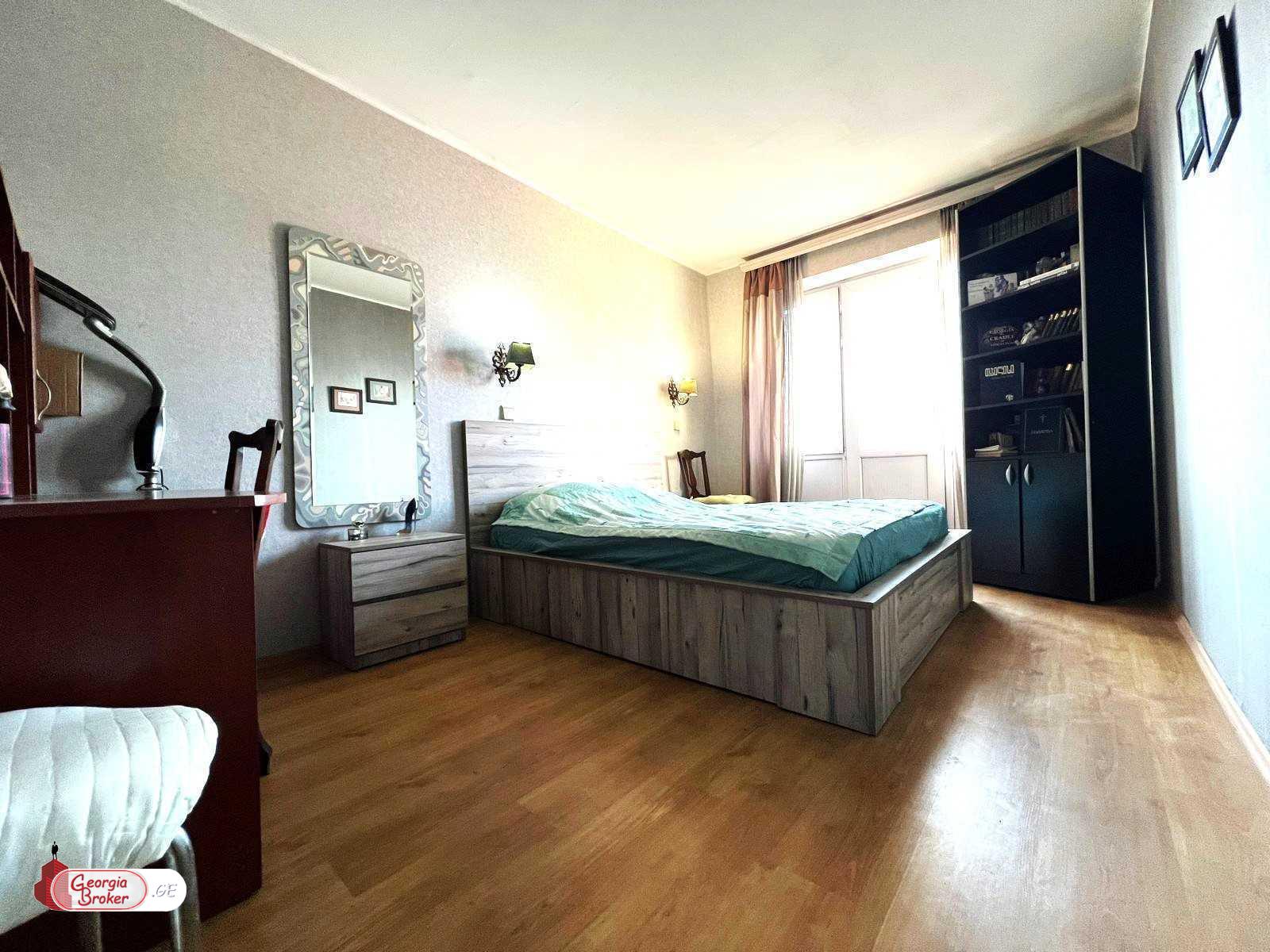 продается квартира с новым ремонтом 4-комнаты