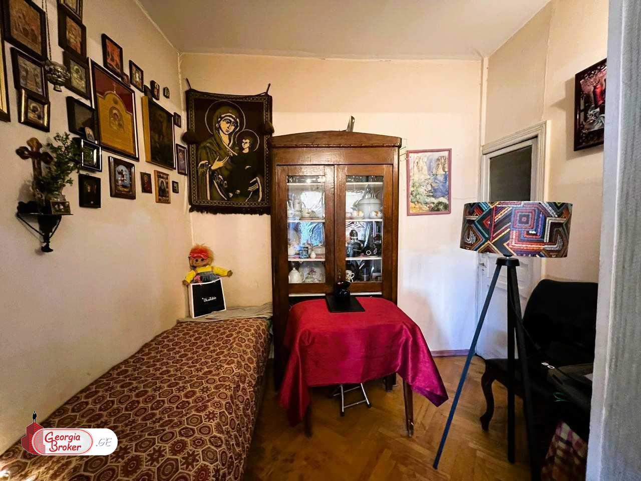 продается квартира с новым ремонтом 4-комнаты