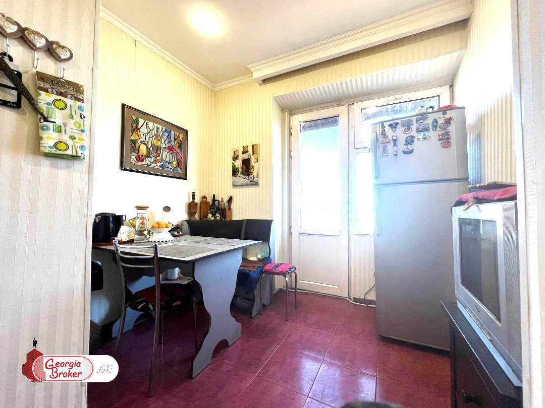 продается квартира с новым ремонтом 4-комнаты