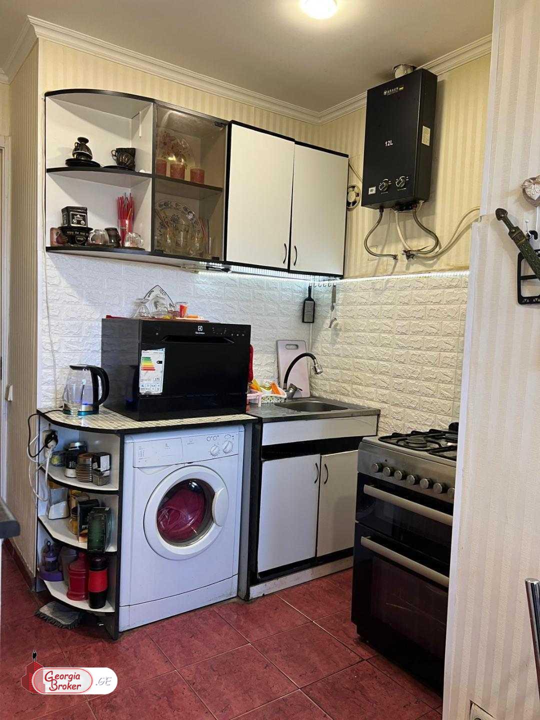 продается квартира с новым ремонтом 4-комнаты