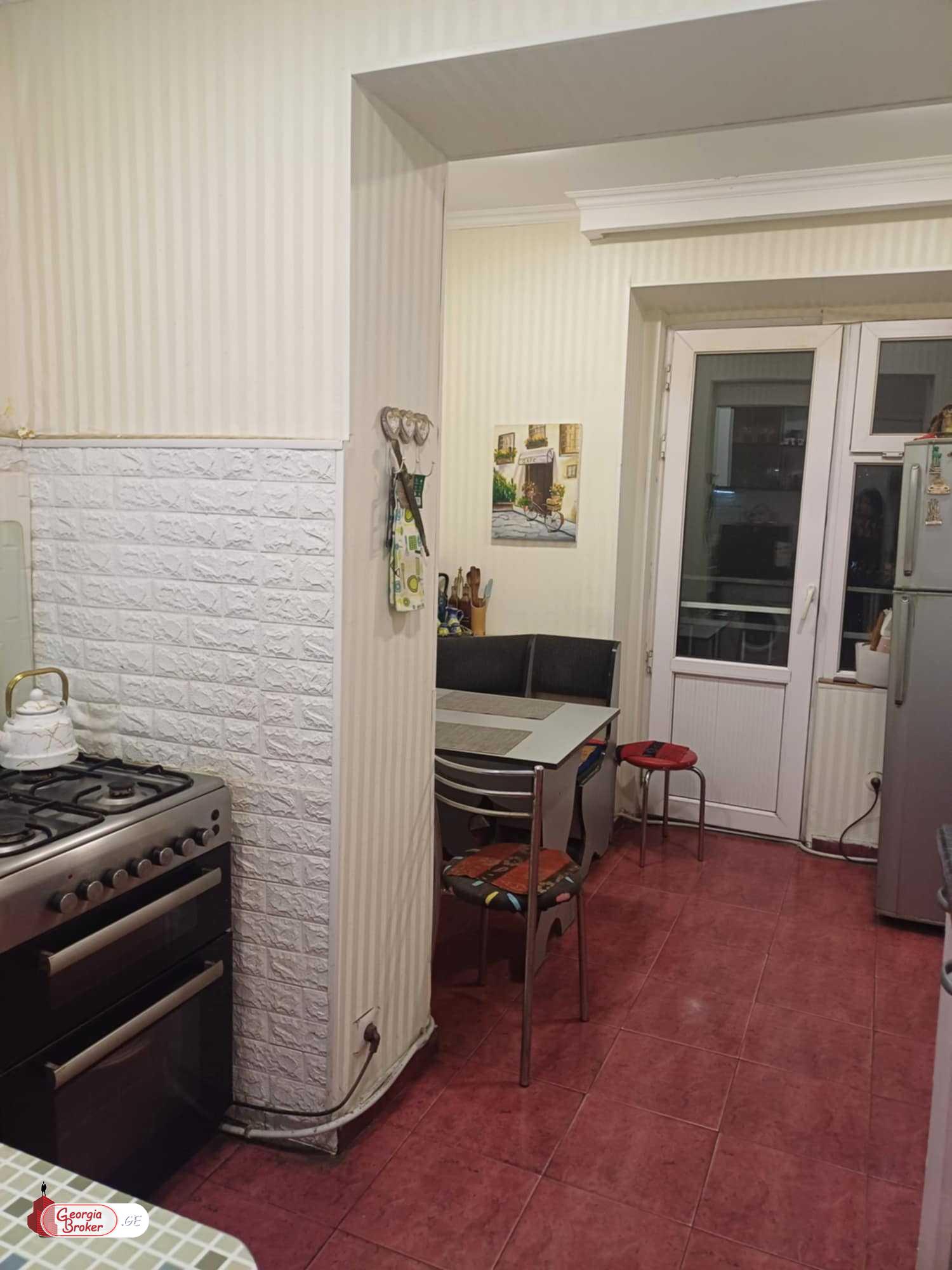 продается квартира с новым ремонтом 4-комнаты