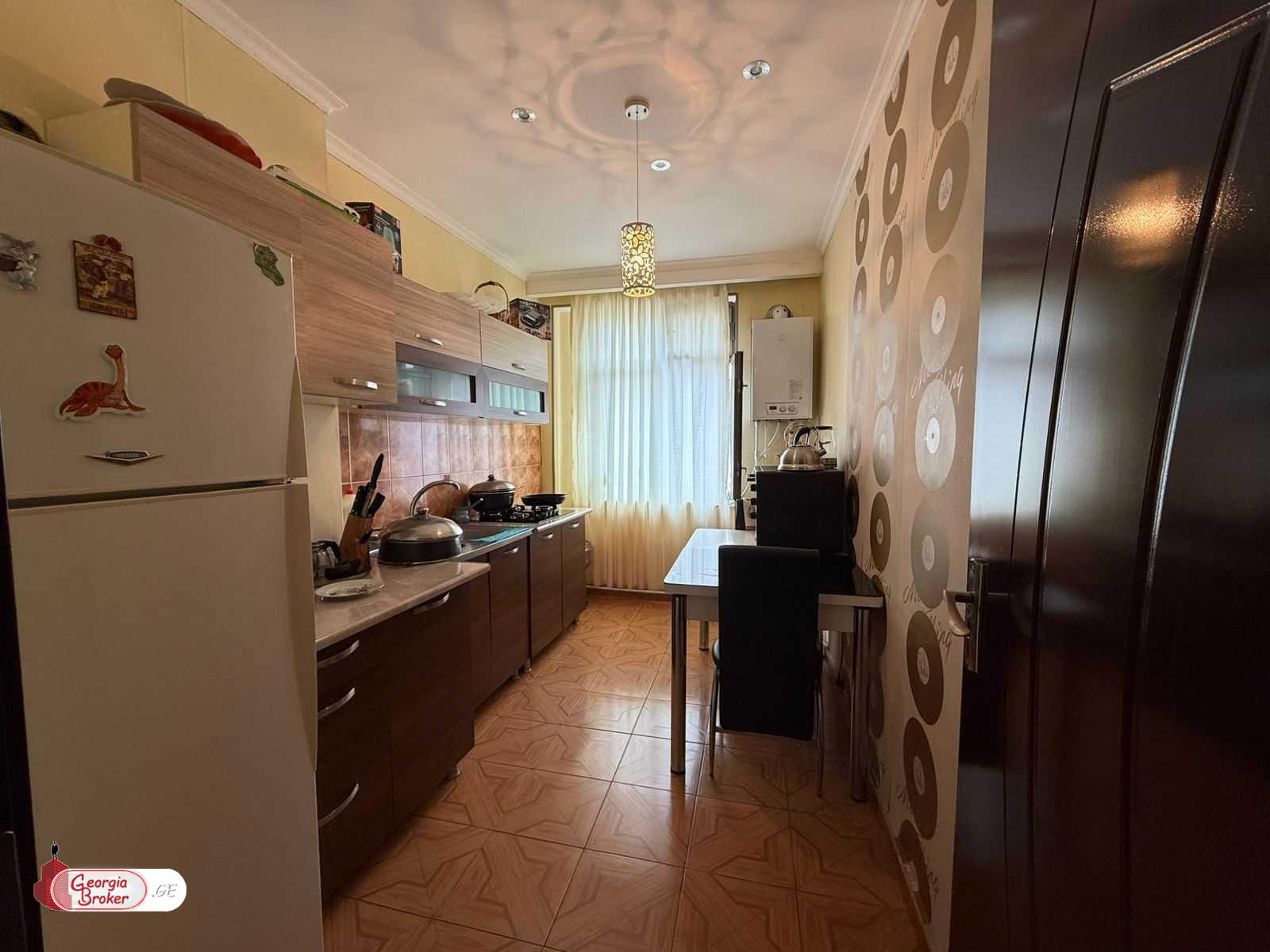 продается квартира с новым ремонтом 4-комнаты